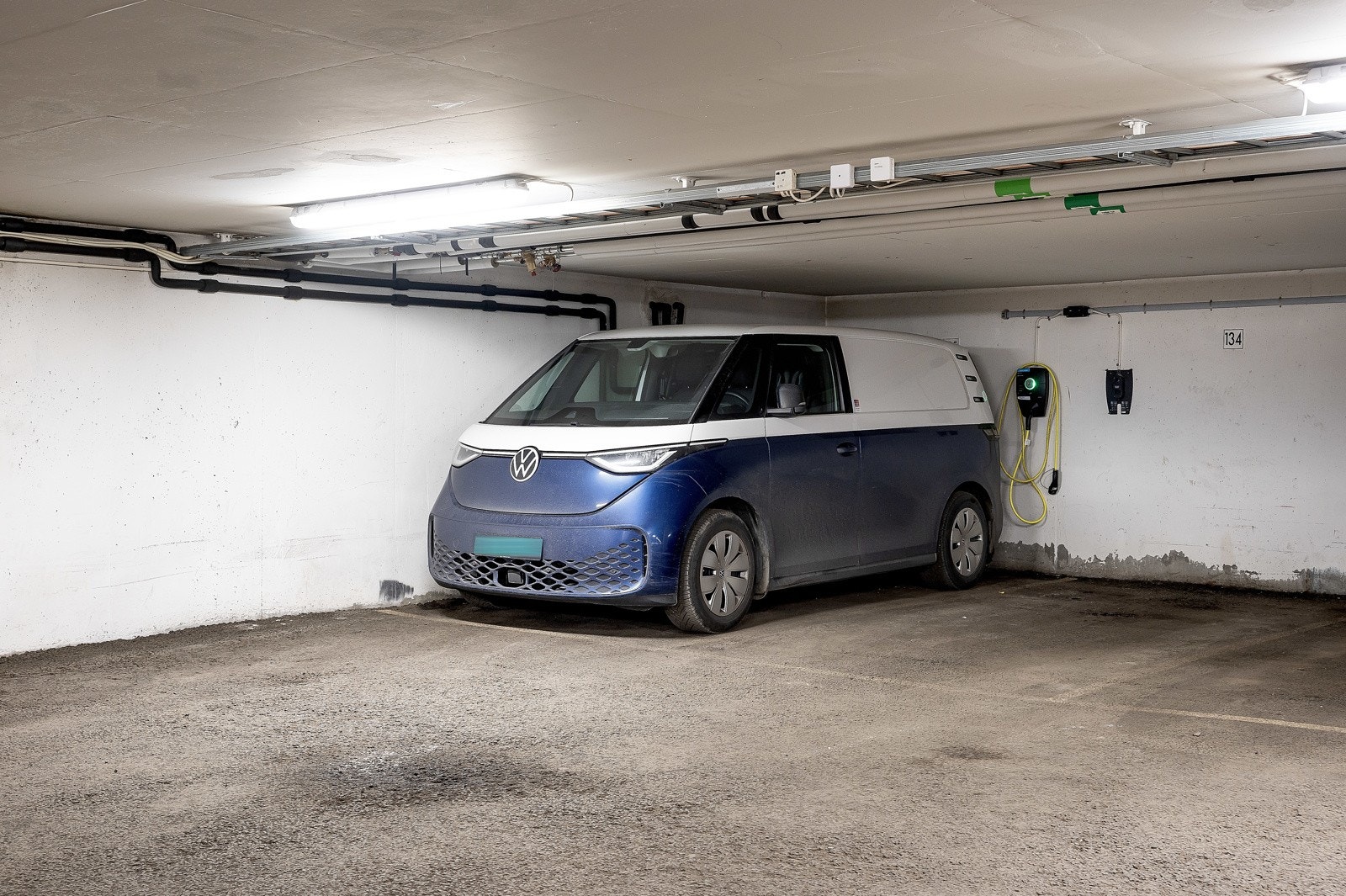 Stor parkeringsplass med El-bil lader (Verdi i området på 400-500.000,- inkl. i prisen) Galleribilde