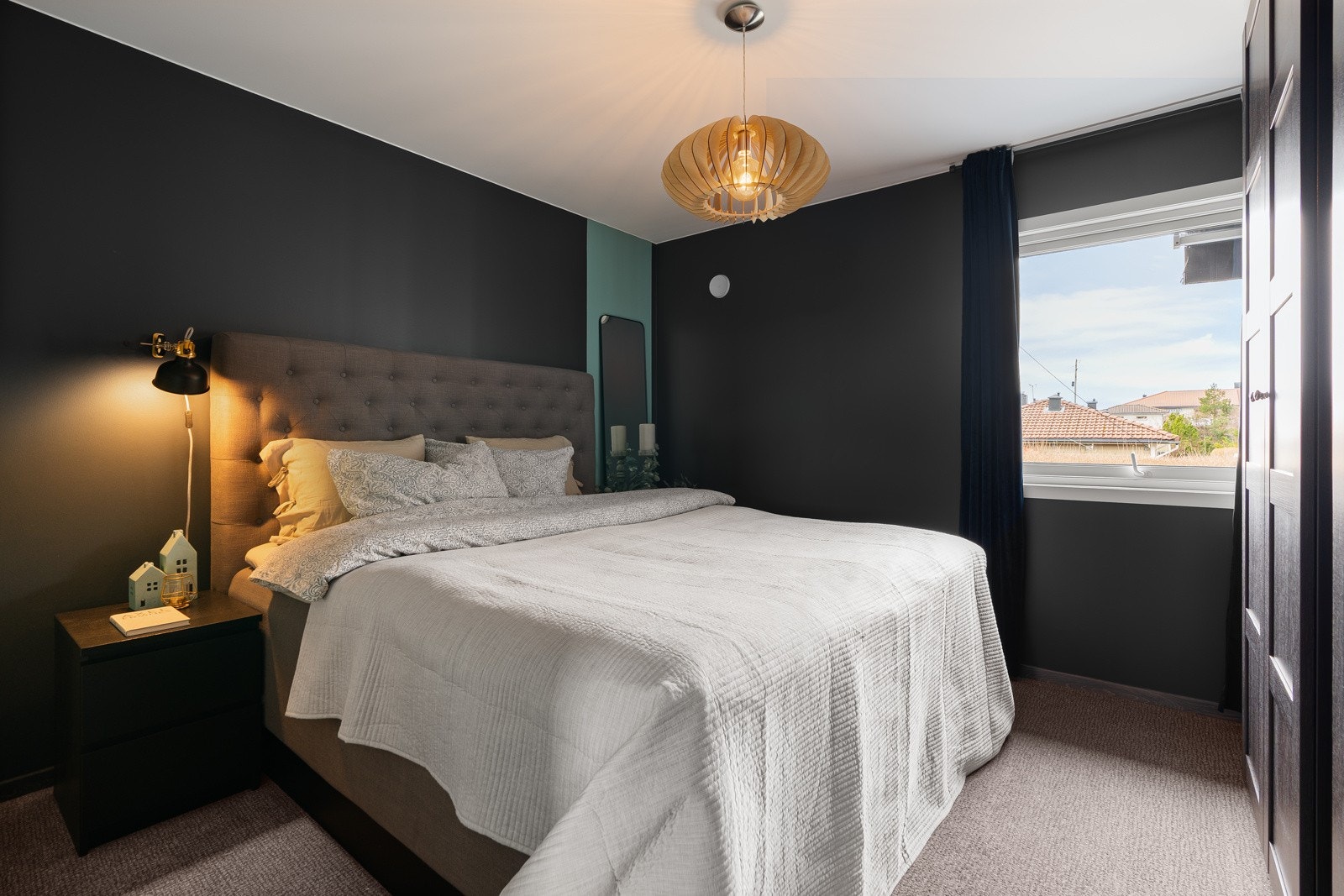 Hovedsoverom med inngang til eget bad Galleribilde