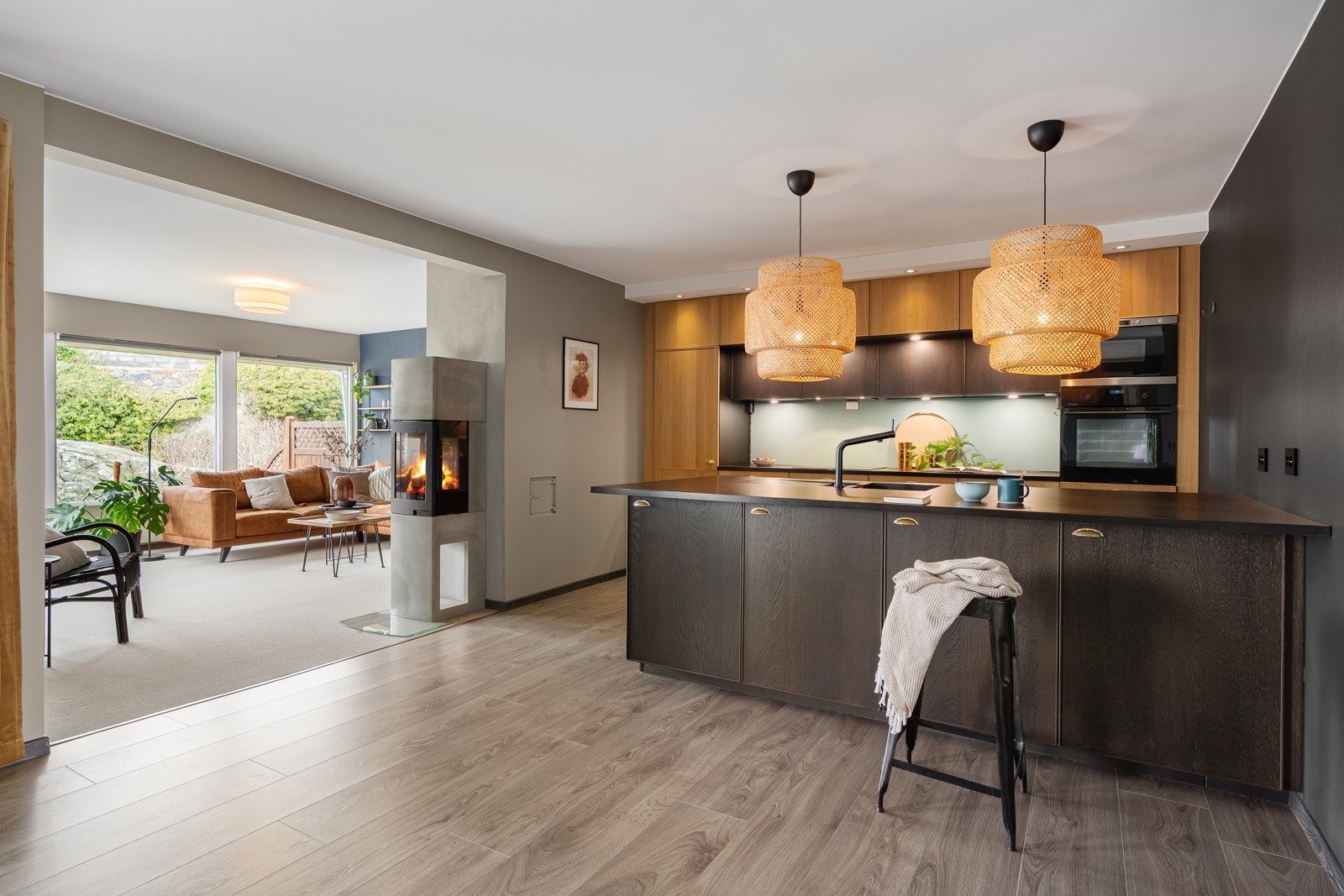 Åpen løsning med kjøkkenet sentralt plassert Galleribilde