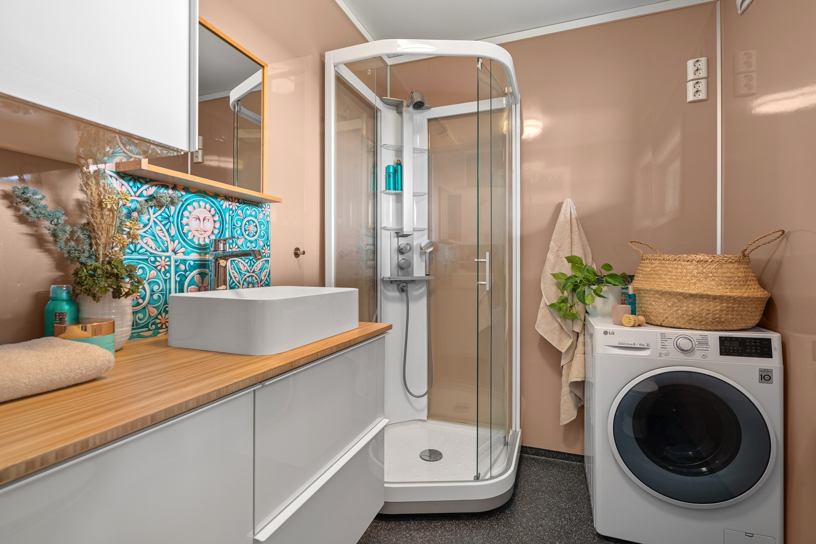 Bad med opplegg til vaskemaskin Galleribilde