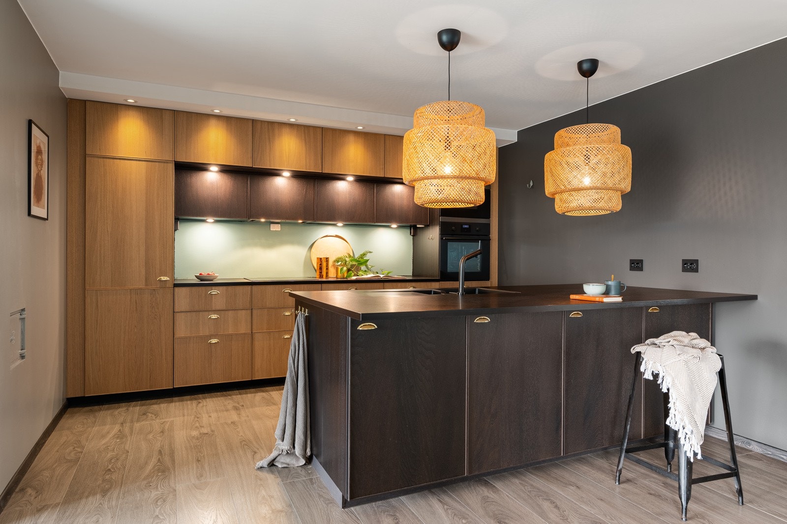 God benkeplass og rikelig med skap Galleribilde