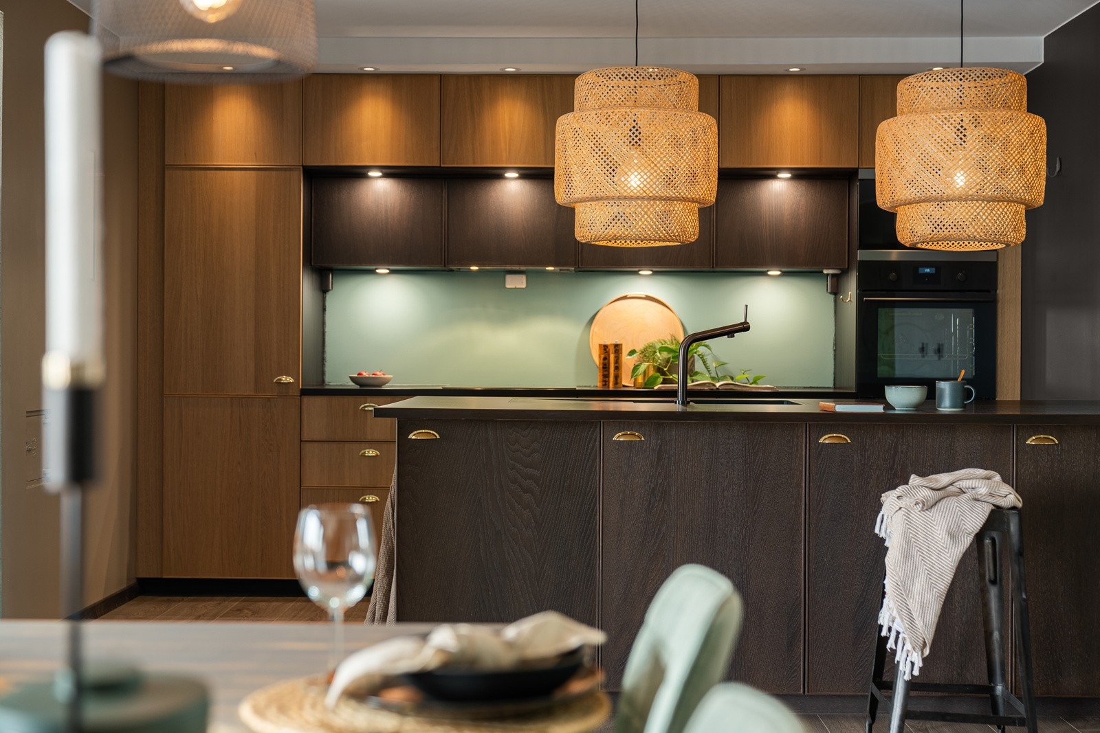 Pent kjøkken med integrerte hvitevarer Galleribilde