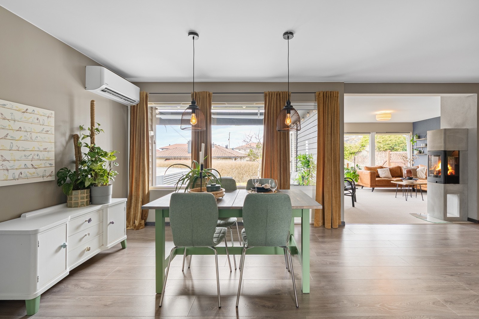 Det er både varmepumpe og vedovn i boligen Galleribilde