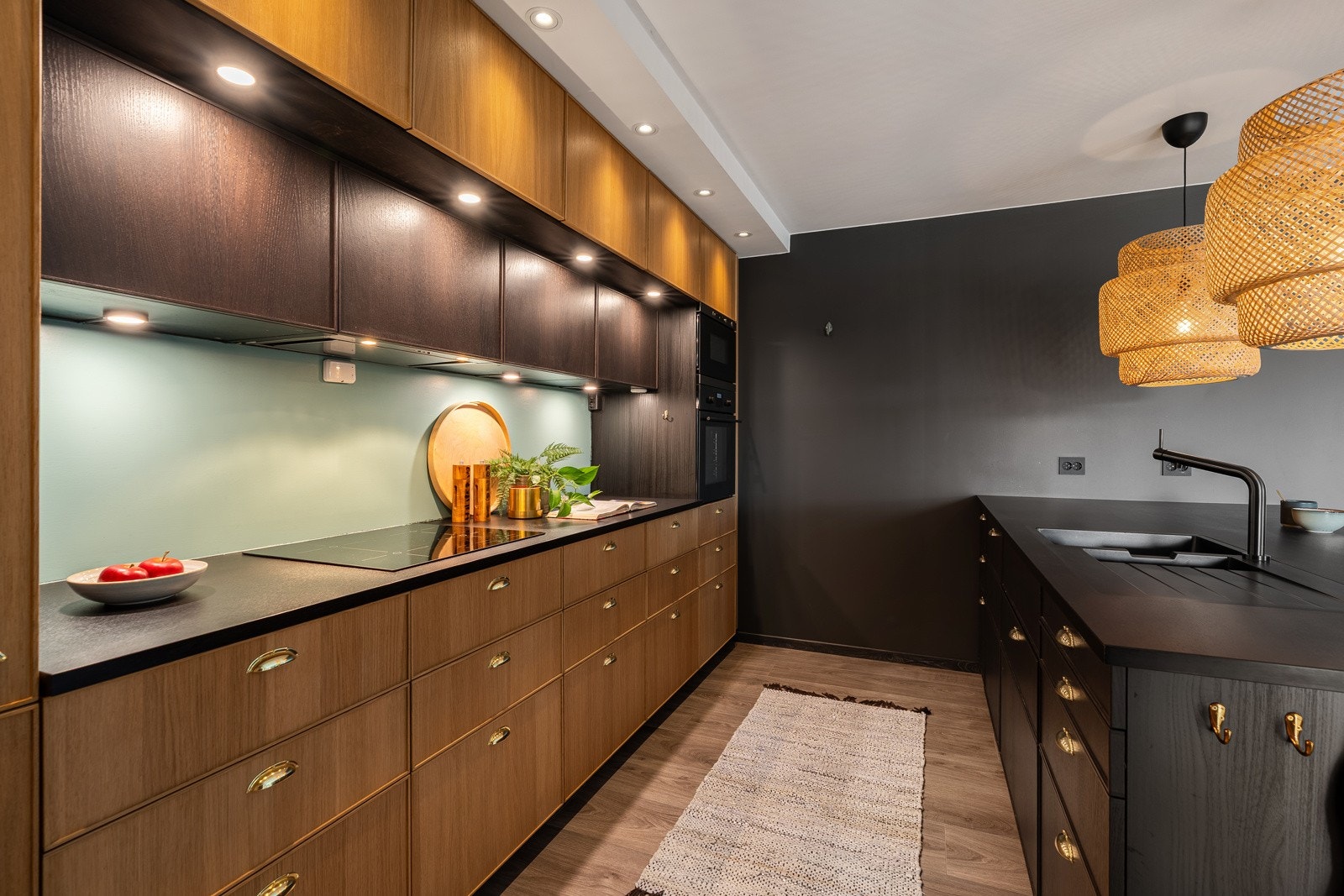 God benkeplass og rikelig med skap Galleribilde