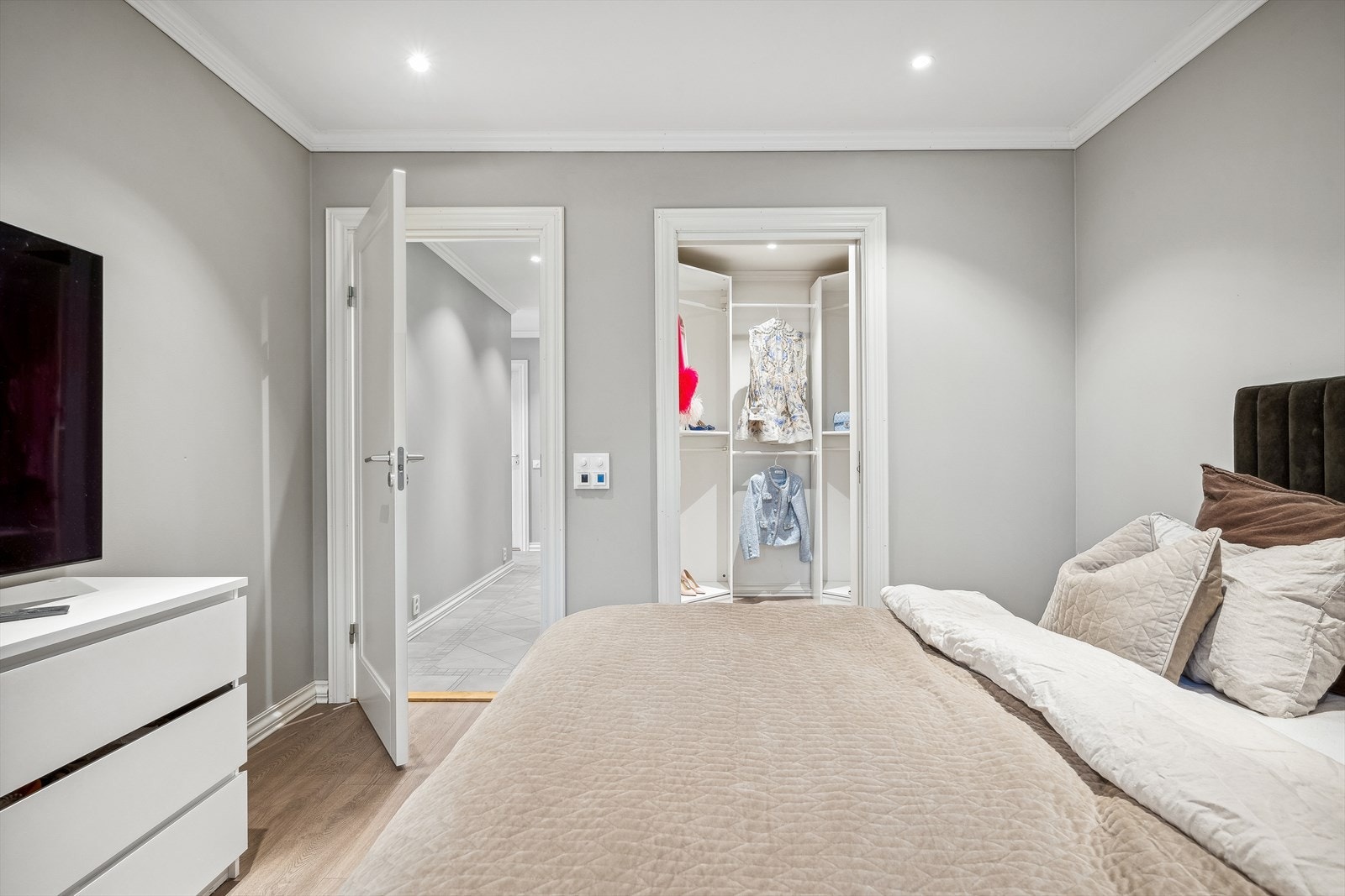 - Eget walk-in closet tilknyttet hovedsoverommet - Galleribilde