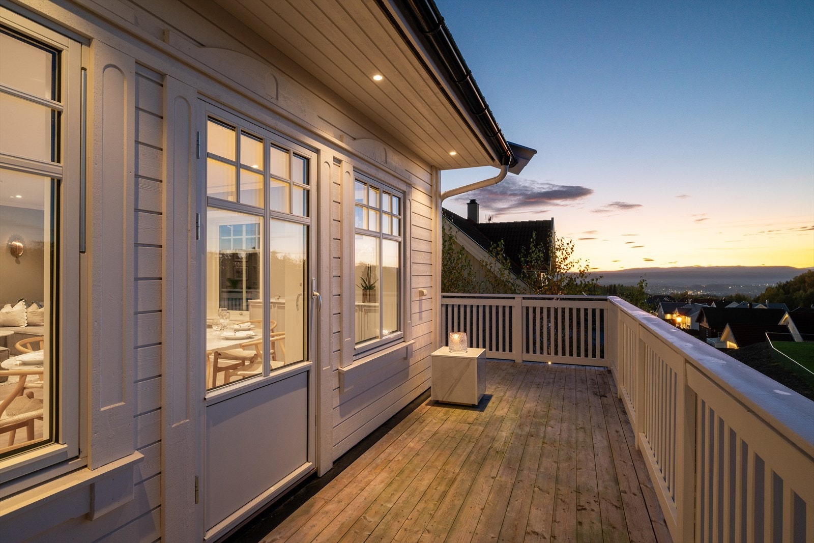 - Fra stuen er det direkte utgang til en balkong, som byr på vakker utsikt - Galleribilde