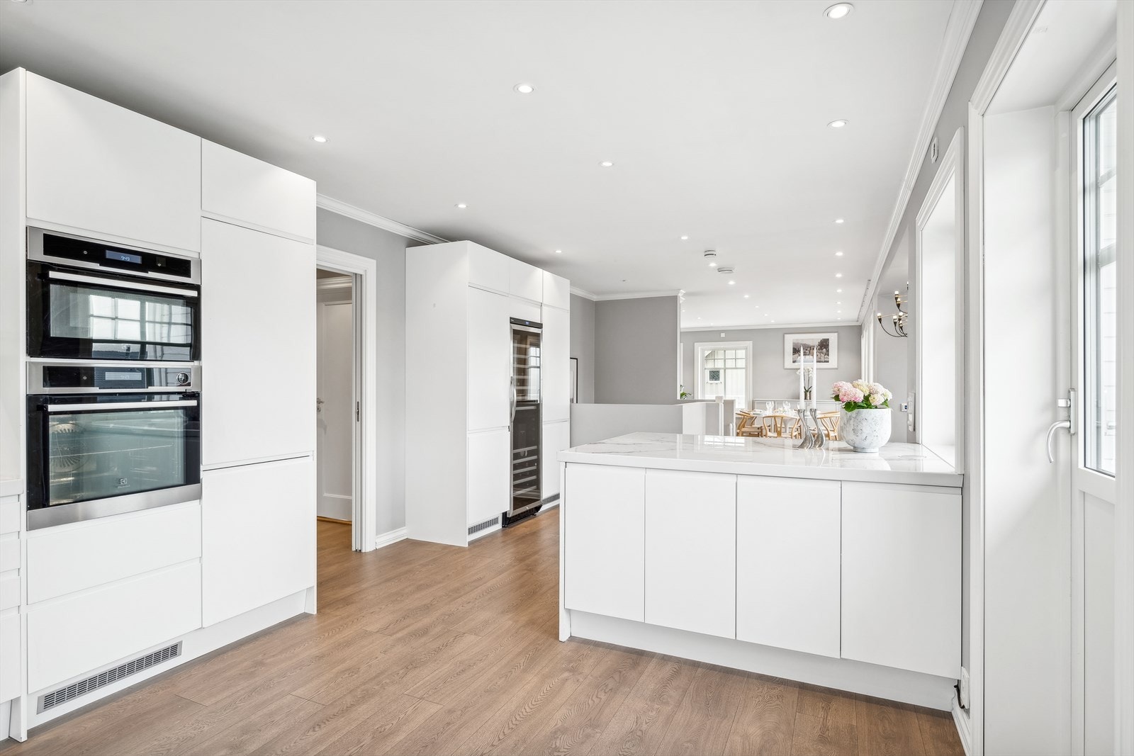 - En romslig kjøkkenøy med god benkeplass og praktiske underskap - Galleribilde