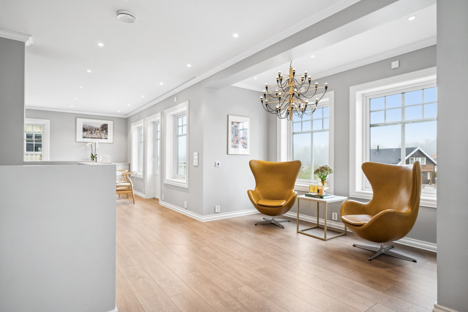 - Vi beveger oss opp i 1. etasje og starter i stua - Galleribilde