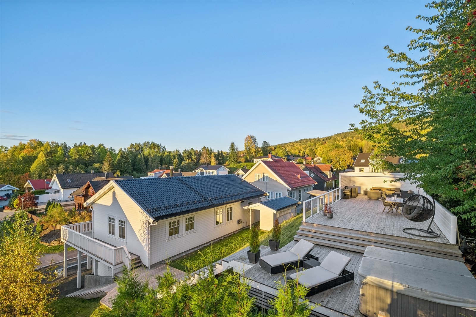 - På baksiden av huset finnes det et mindre plenareal og en stor terrasse - Galleribilde