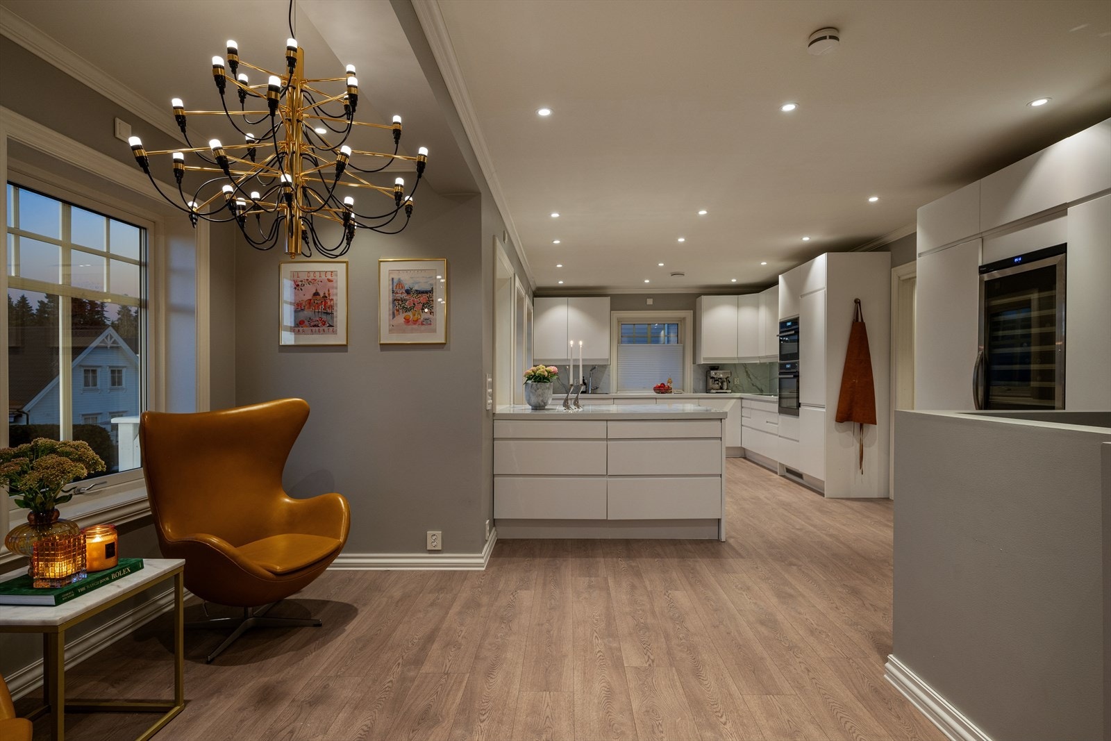 - Downlights med dimmefunksjon sørger for en behagelig og stemningsfull belysning - Galleribilde