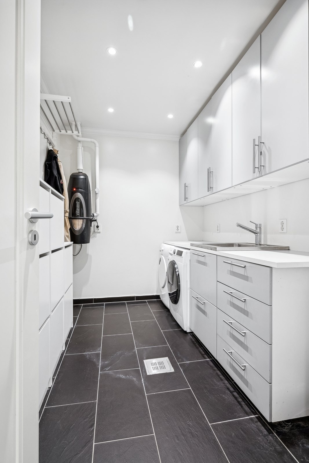 - I sokkeletasjen er det et praktisk vaskerom med opplegg for både vaskemaskin og tørketrommel. Det er i tillegg godt med skapplass - Galleribilde