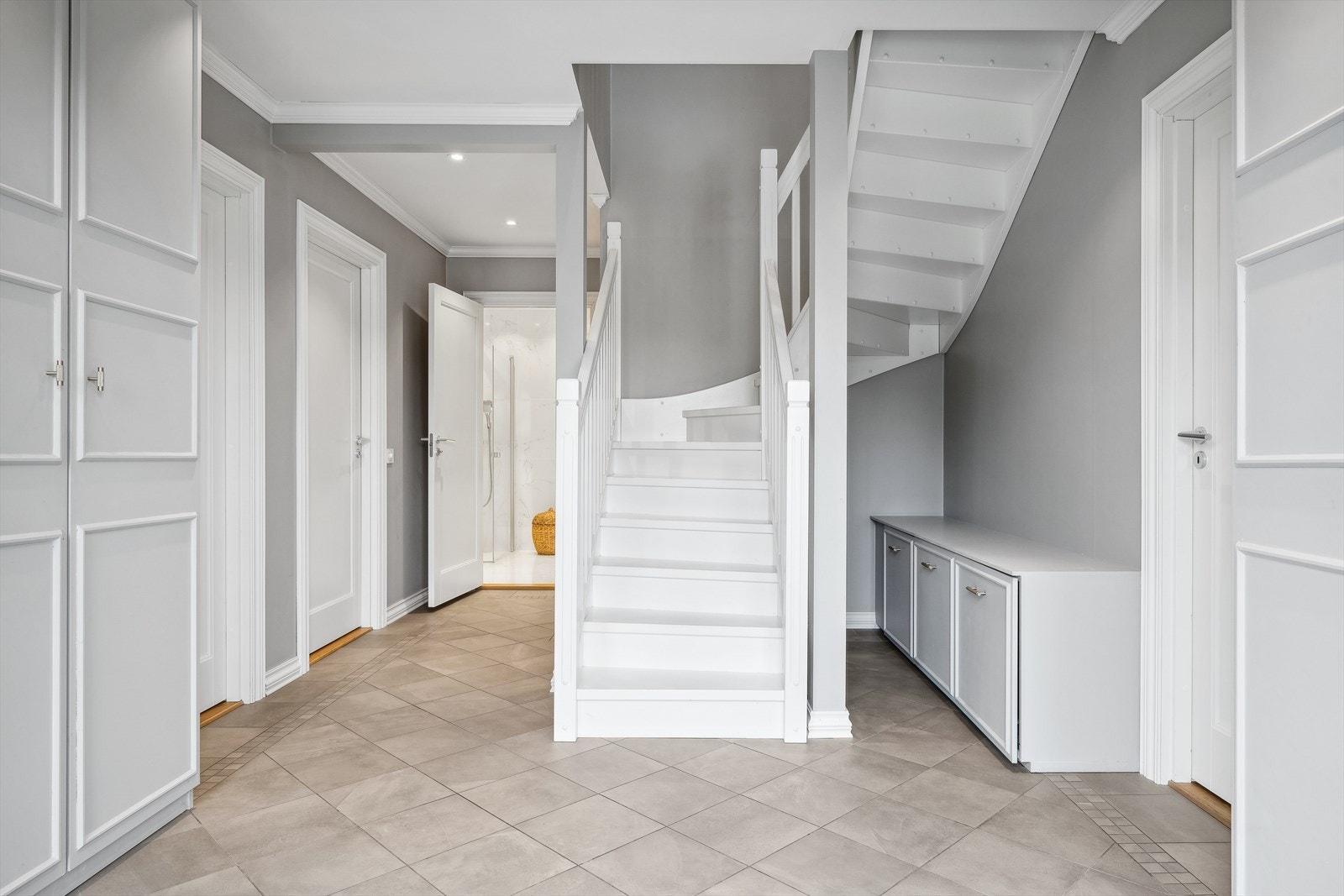 - I entreen er det etablert gode garderobeløsninger - Galleribilde