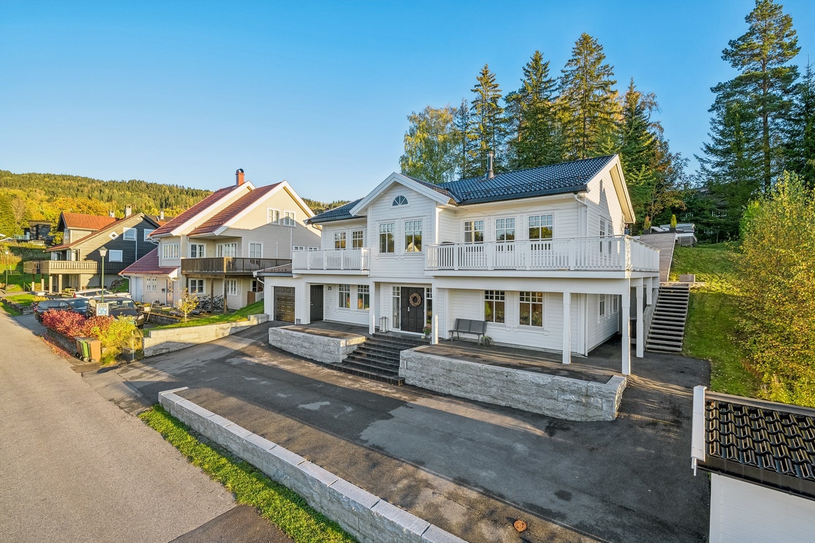 - Parkering i garasje med elbillader, samt romslig asfaltert innkjørsel med plass til flere biler - Galleribilde