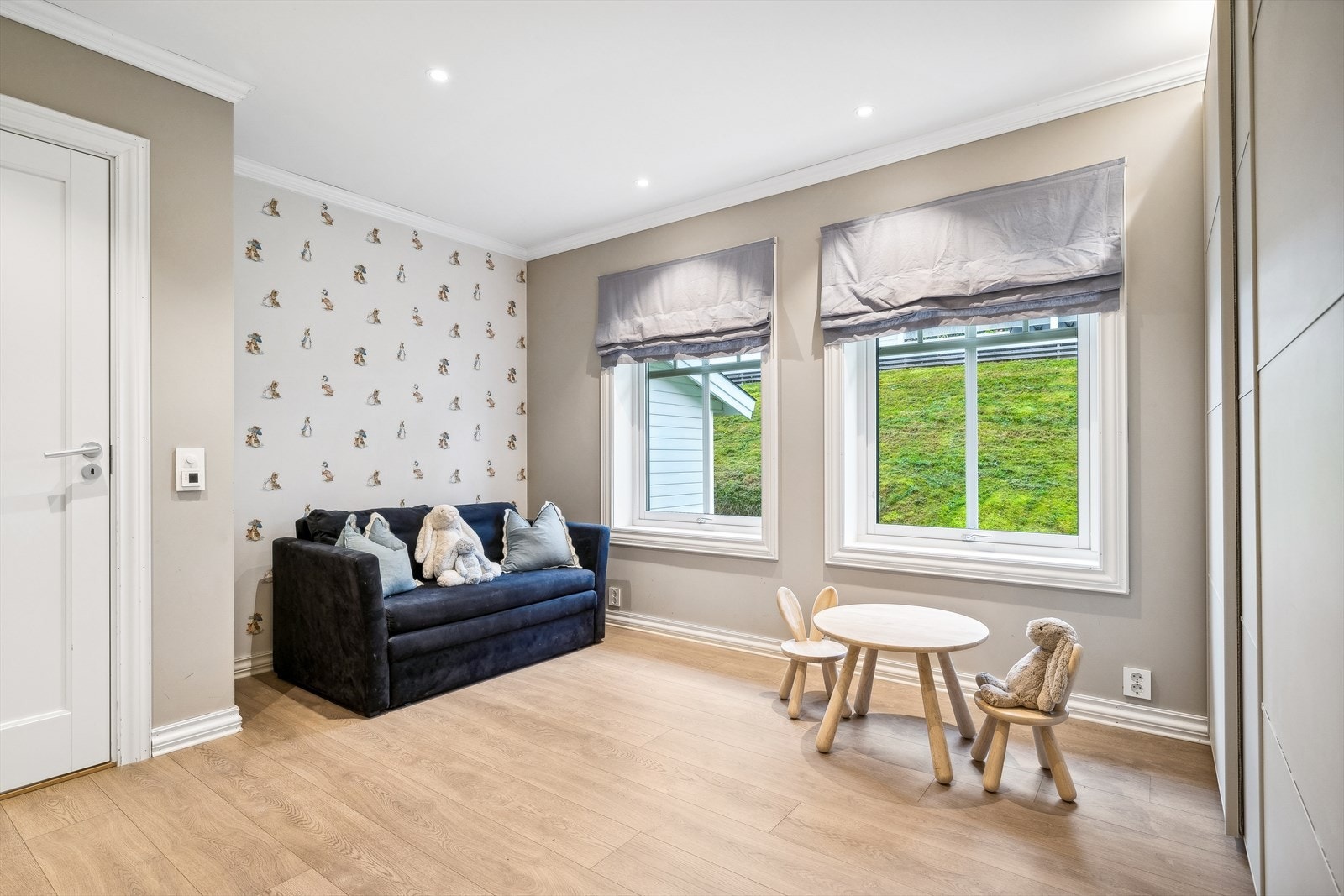 - Soverom i 1. etasje med romslig garderobeplass - Galleribilde