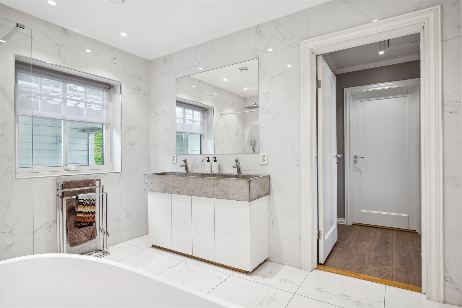 - Badet har varmekabler i gulv - Galleribilde