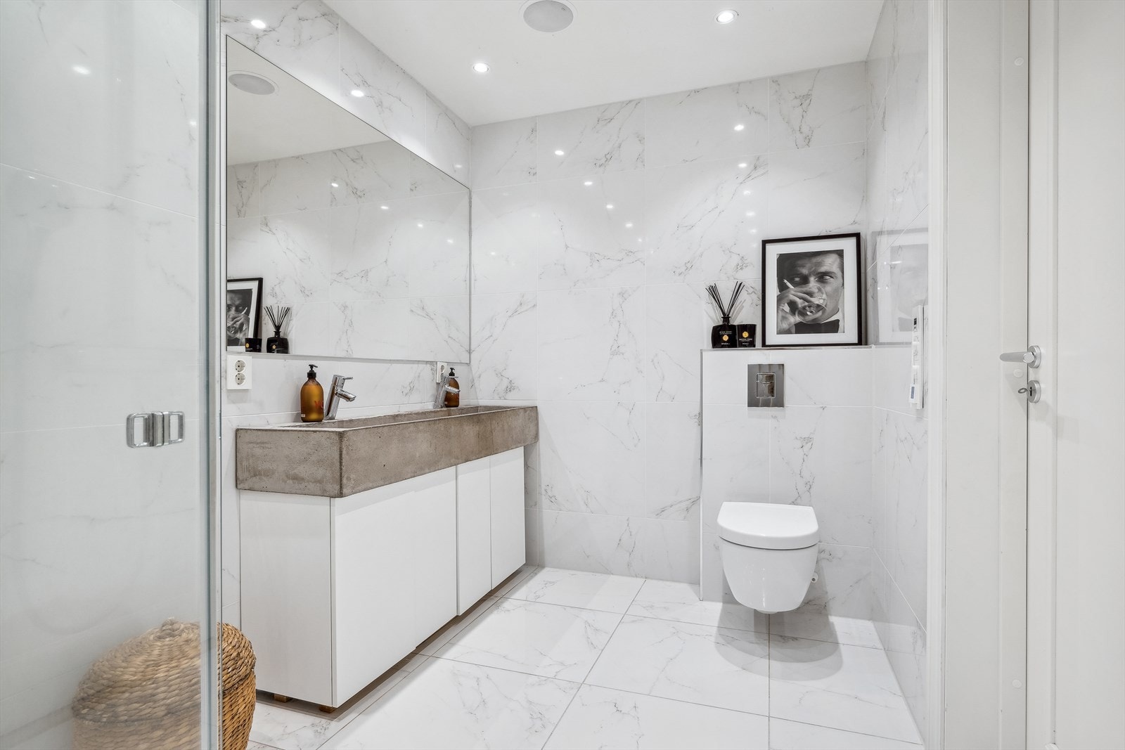 - Vegghengt wc og lys baderomsinnredning med dobbelservant. Oppvarming med elektrisk gulvvarme - Galleribilde