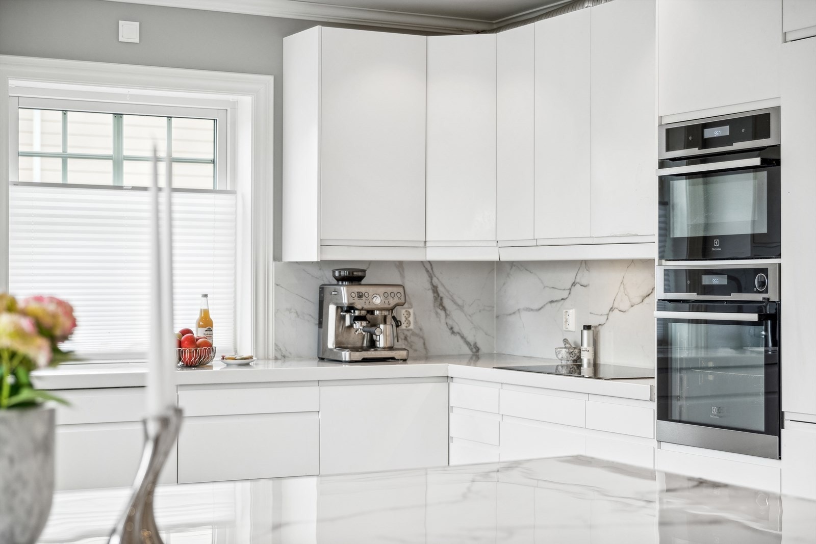 - Integrerte hvitevarer som stekeovn, platetopp, stekeovn med dampfunksjon, oppvaskmaskin, kjøl/frys og vinskap - Galleribilde