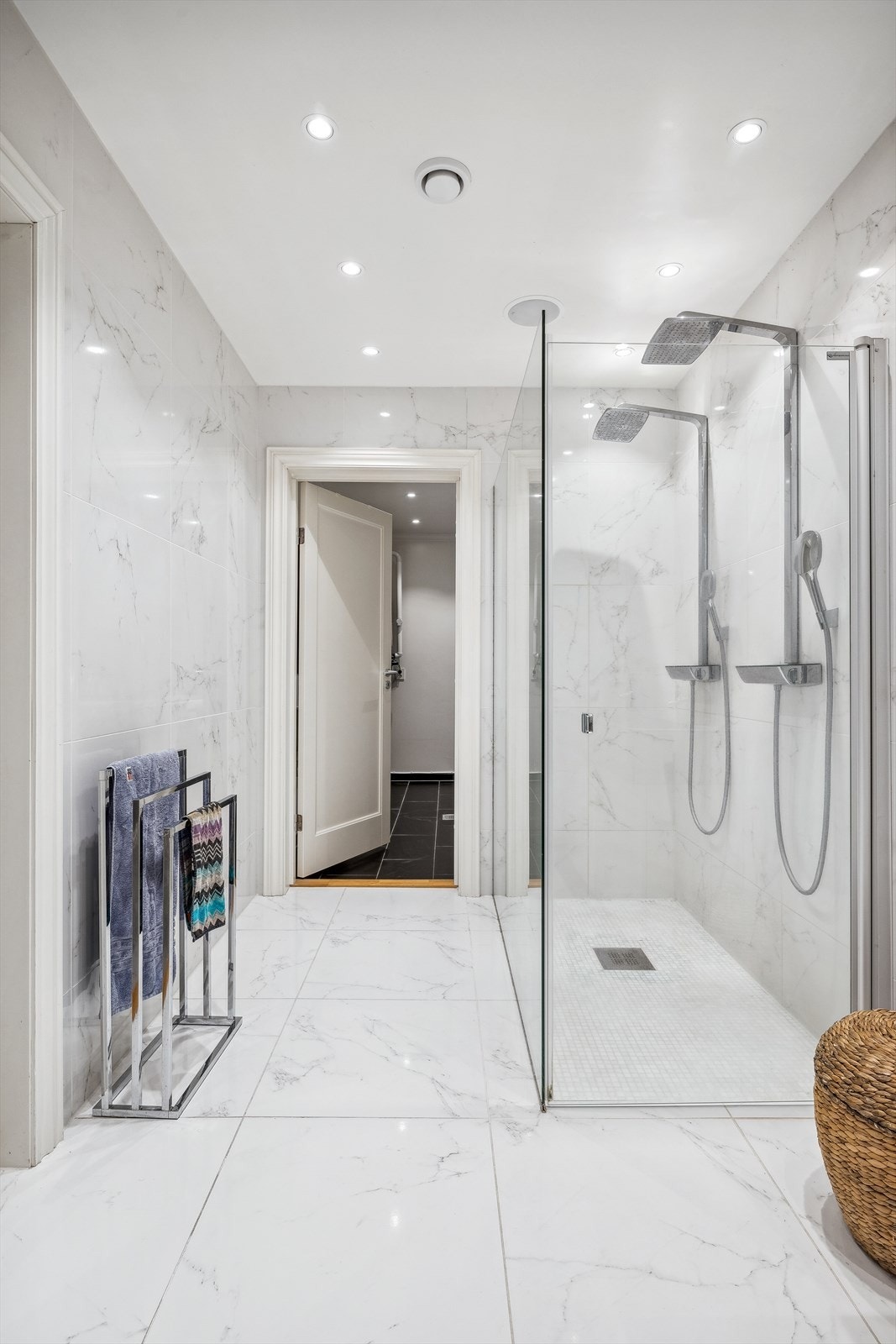 -Meget innbydende bad i sokkeletasjen, med store marmorfliser på gulv og vegger. Over dusj sonen er det 2 høyttalere med Sonos tilkobling - Galleribilde