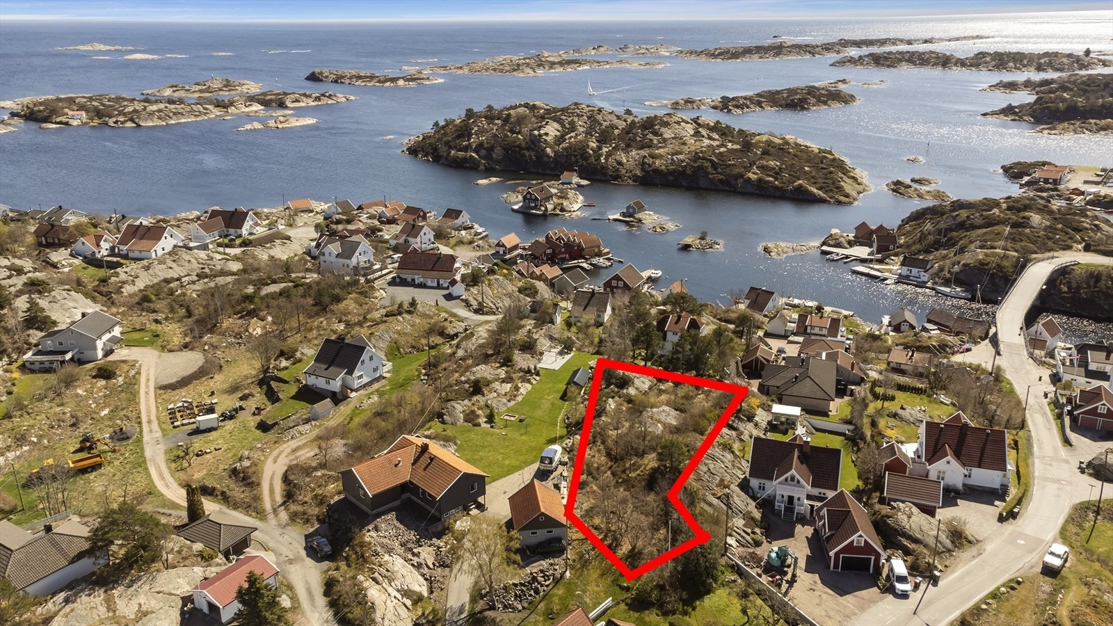 Exbo har gleden av å presentere denne store og flotte tomten på Skålevik, Flekkerøy. NB: Påtegninger av tomtegrenser er ikke juridisk bindende, men ment som en illustrasjon. Se kart for nøyaktige grenser Galleribilde