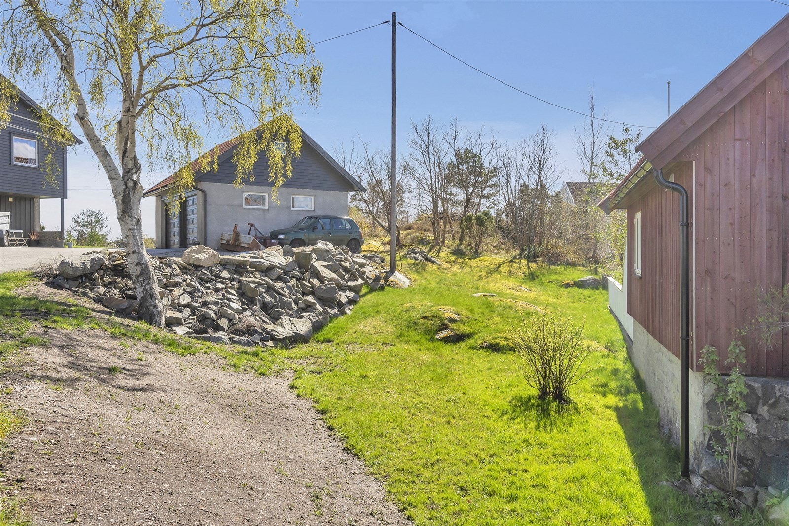 Det er tinglyst veirett (3 meters bredde + skråkanter) over naboeiendom, inn til tomten Galleribilde