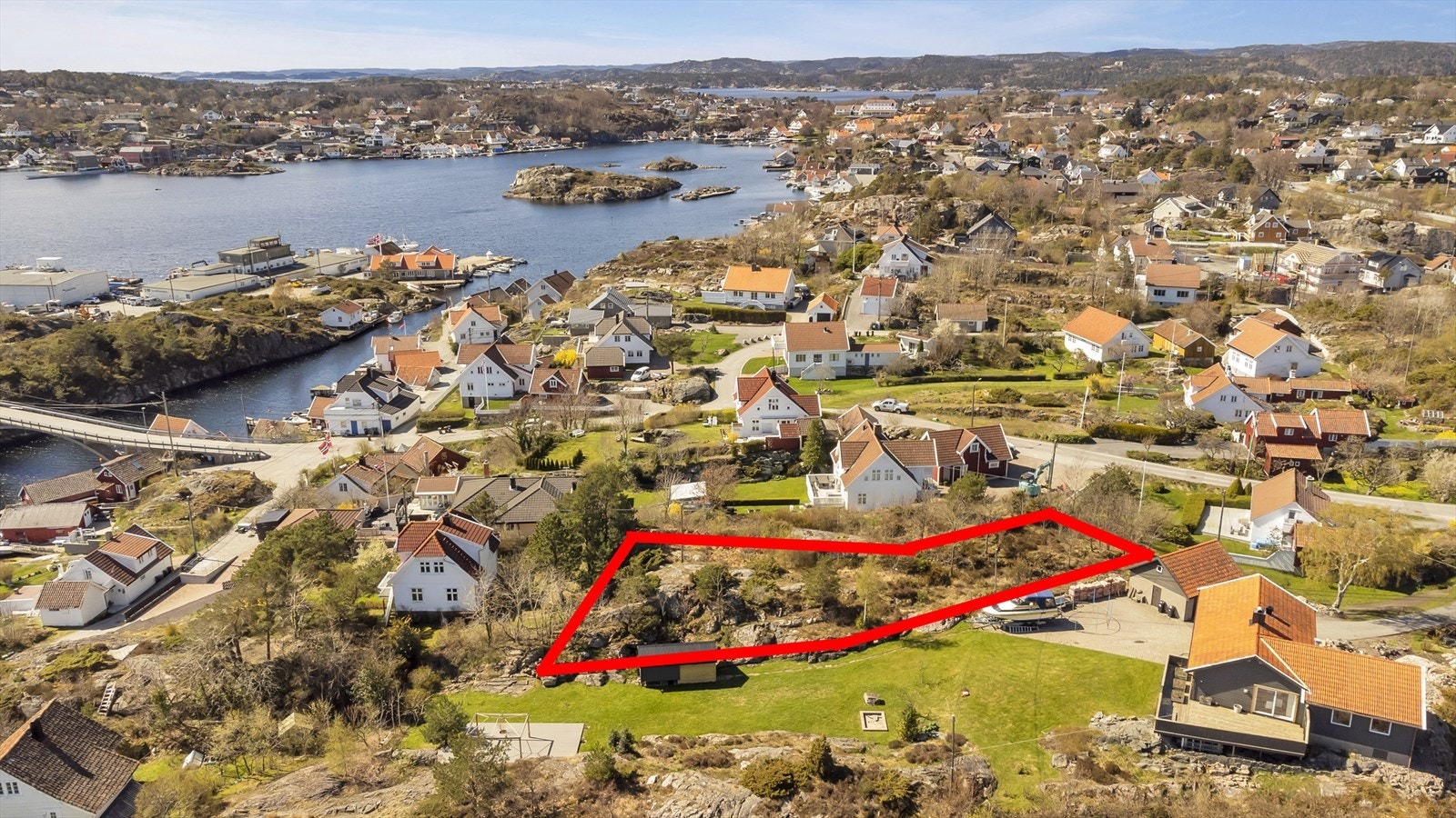 Solrik og idyllisk beliggenhet like ved det vakre Skibbusundet. NB: Påtegninger av tomtegrenser er ikke juridisk bindende, men ment som en illustrasjon. Se kart for nøyaktige grenser Galleribilde