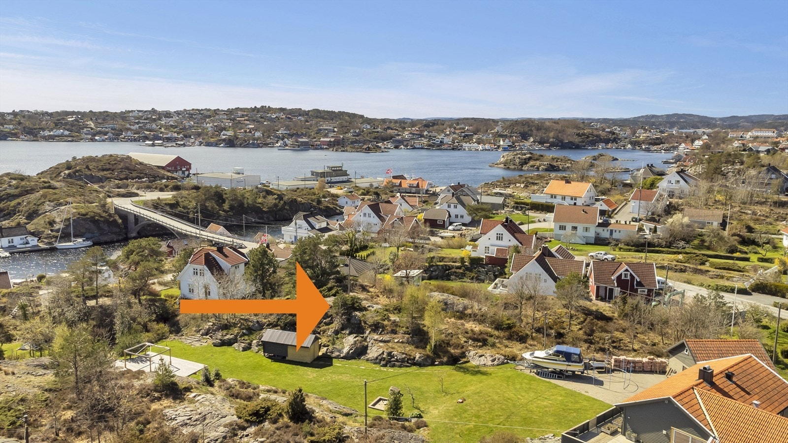 Tomten ligger fint opphøyet til i terrenget og har fra gammelt av hatt navnet "Utsikten" Galleribilde