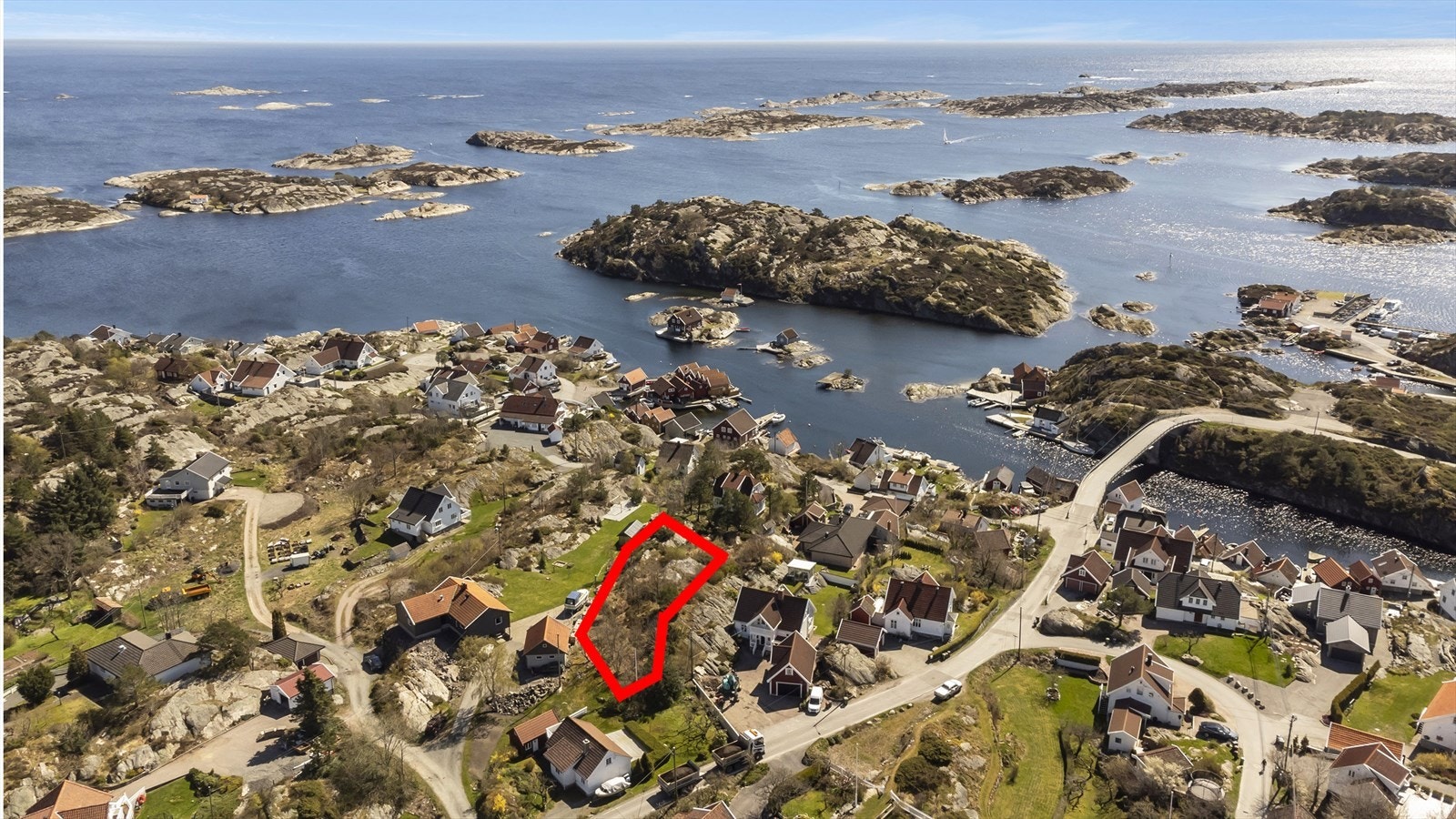 Nærhet til sjøen og øvrige populære turområder. NB: Påtegninger av tomtegrenser er ikke juridisk bindende, men ment som en illustrasjon. Se kart for nøyaktige grenser Galleribilde