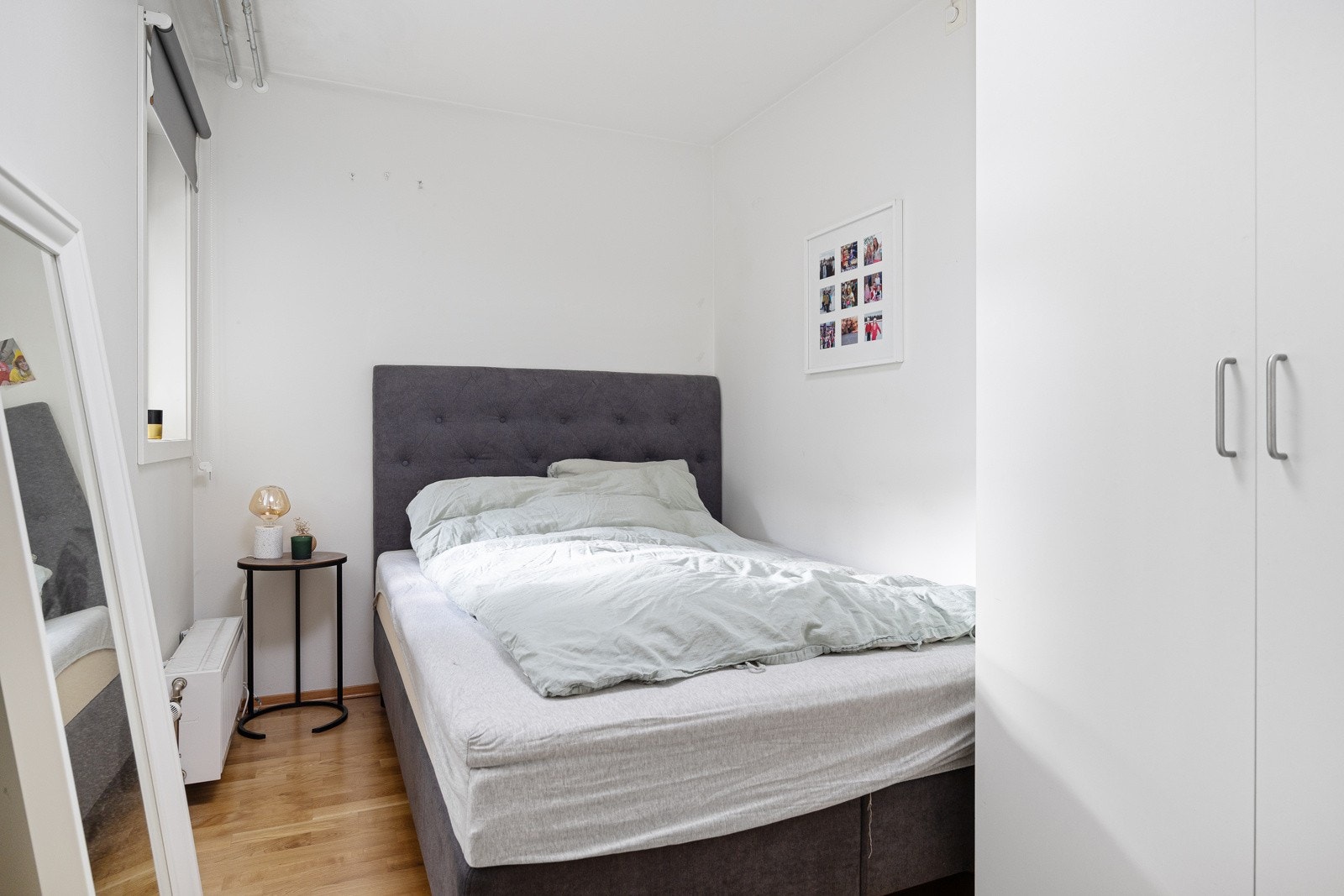 - Plass til seng, nattbord og medfølgende 2-dørs garderobeskap - Galleribilde