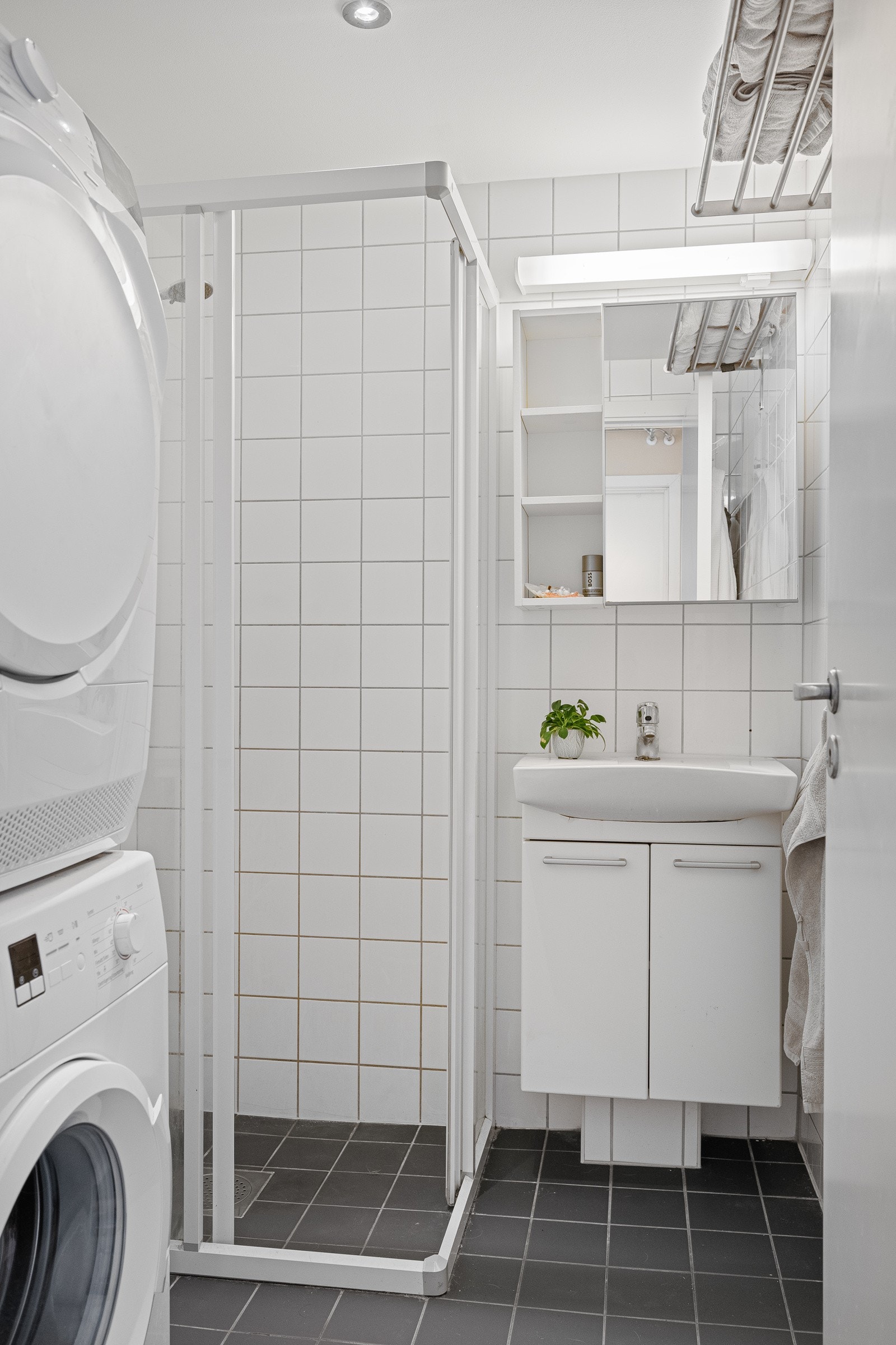 - Pent, flislagt bad fra byggeår (2008) med dusjhjørne, toalett, servant med skap, speilskap og vaskemaskin - Galleribilde