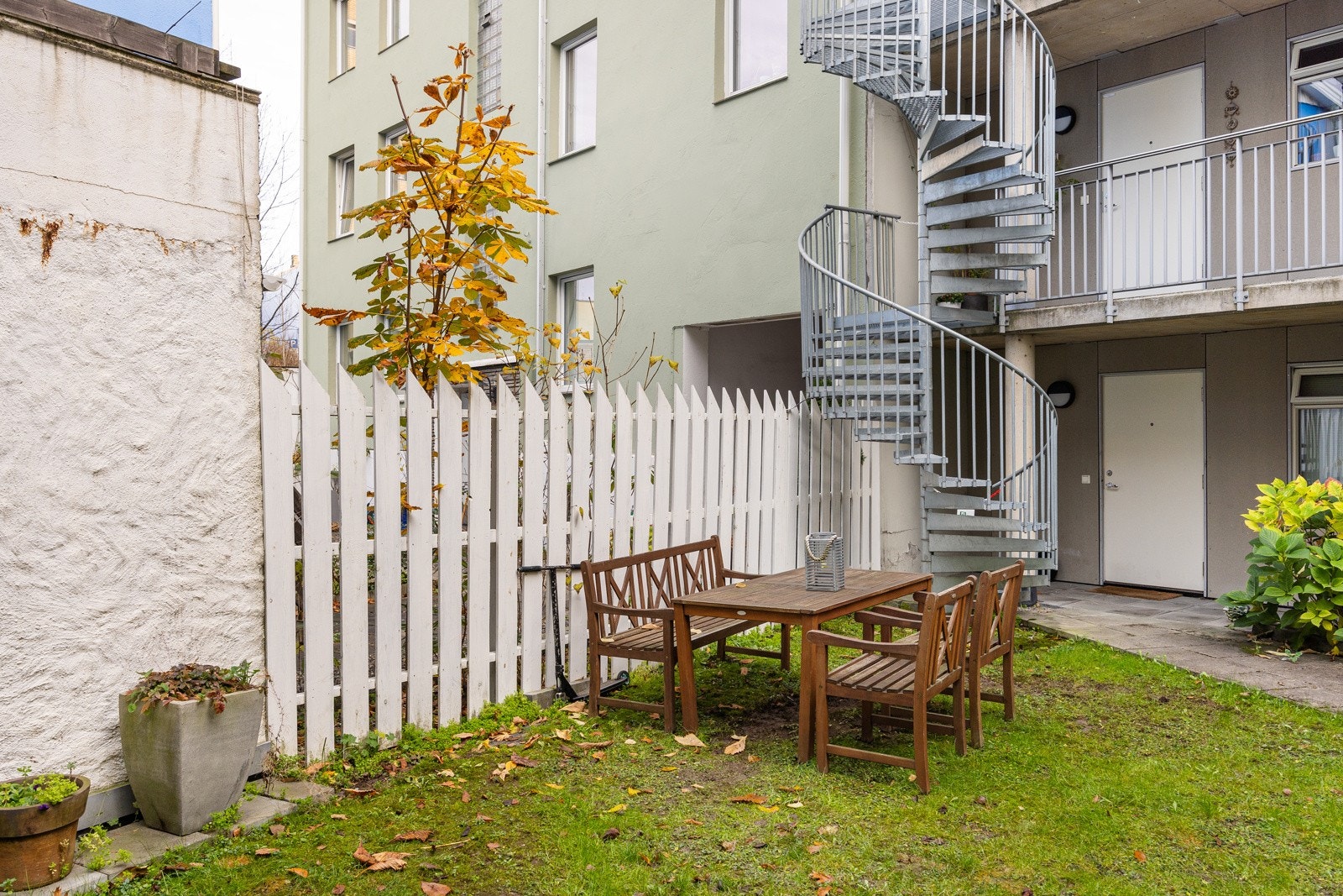 - Flott, felles gårdsrom med sittegrupper - Galleribilde