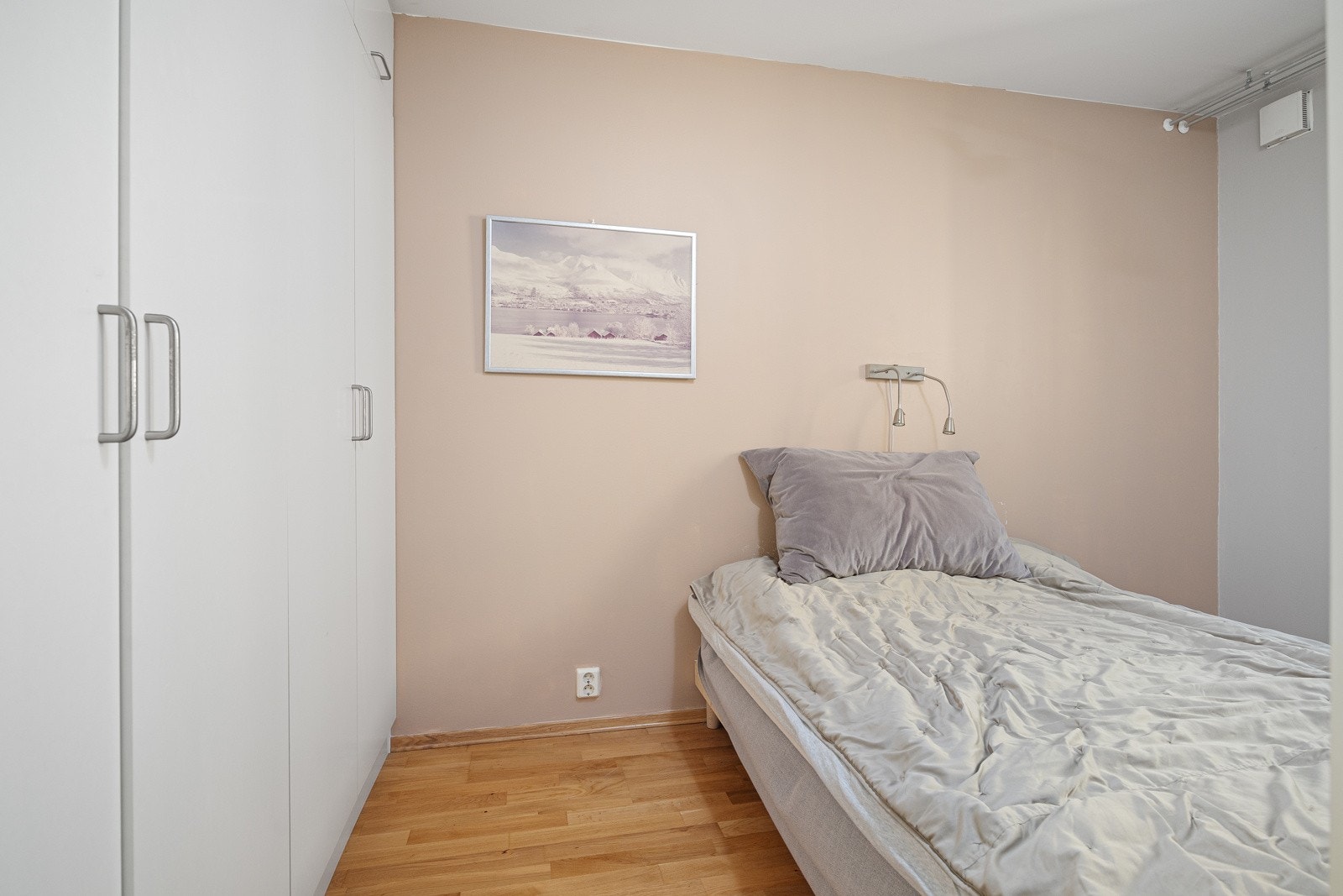 - God plass til dobbeltseng, nattbord og kommode - Galleribilde