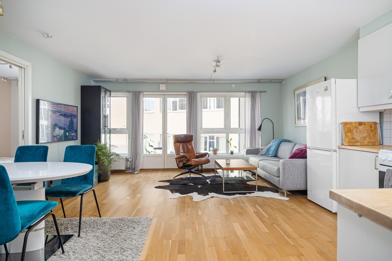 - Leiligheten har god standard og store vindusflater som gir svært gode lysforhold og en åpen og luftig atmosfære - Galleribilde