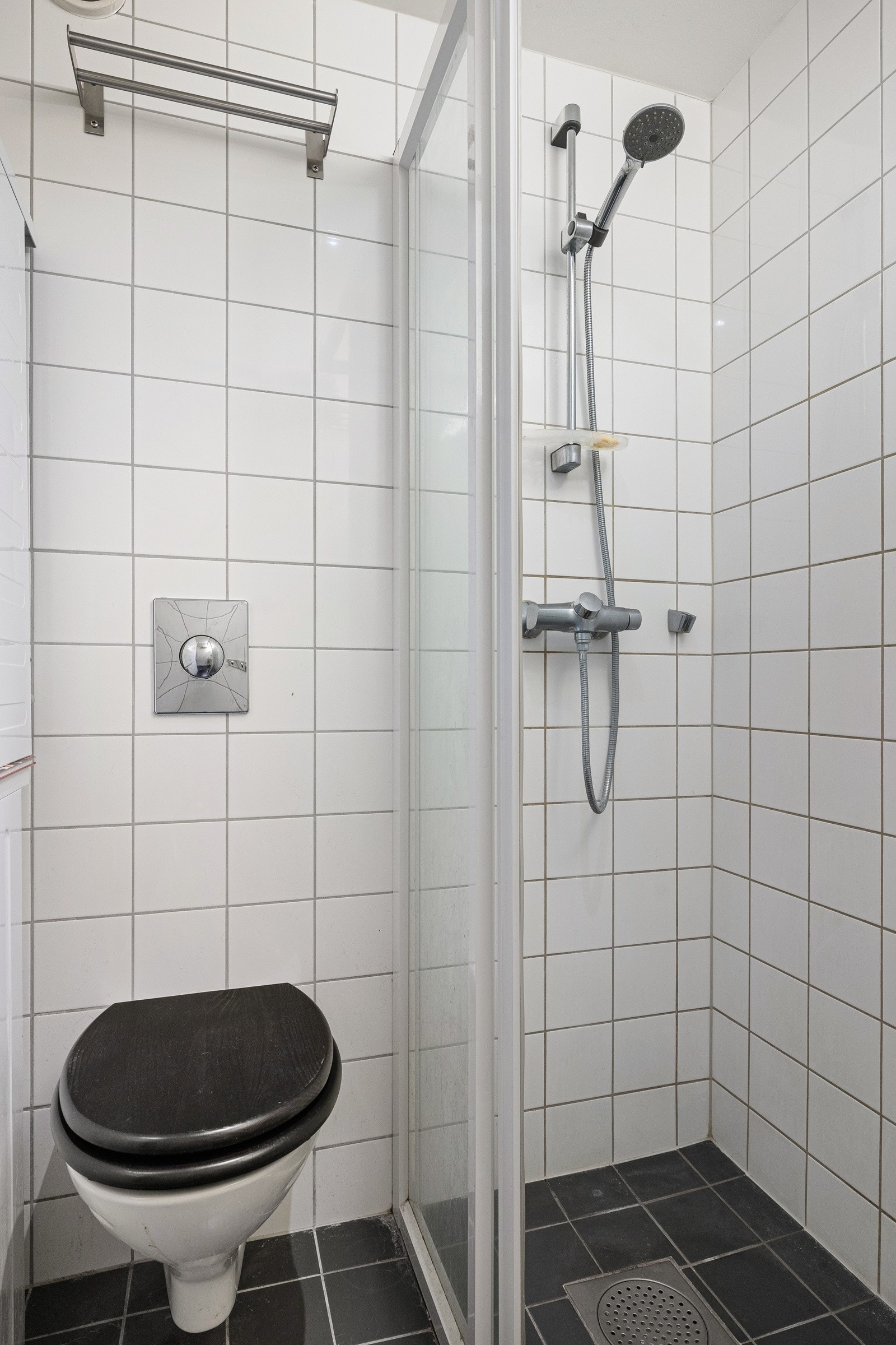 - Fliser med varme i gulv, fliser på vegger og malt himling med downlights - Galleribilde