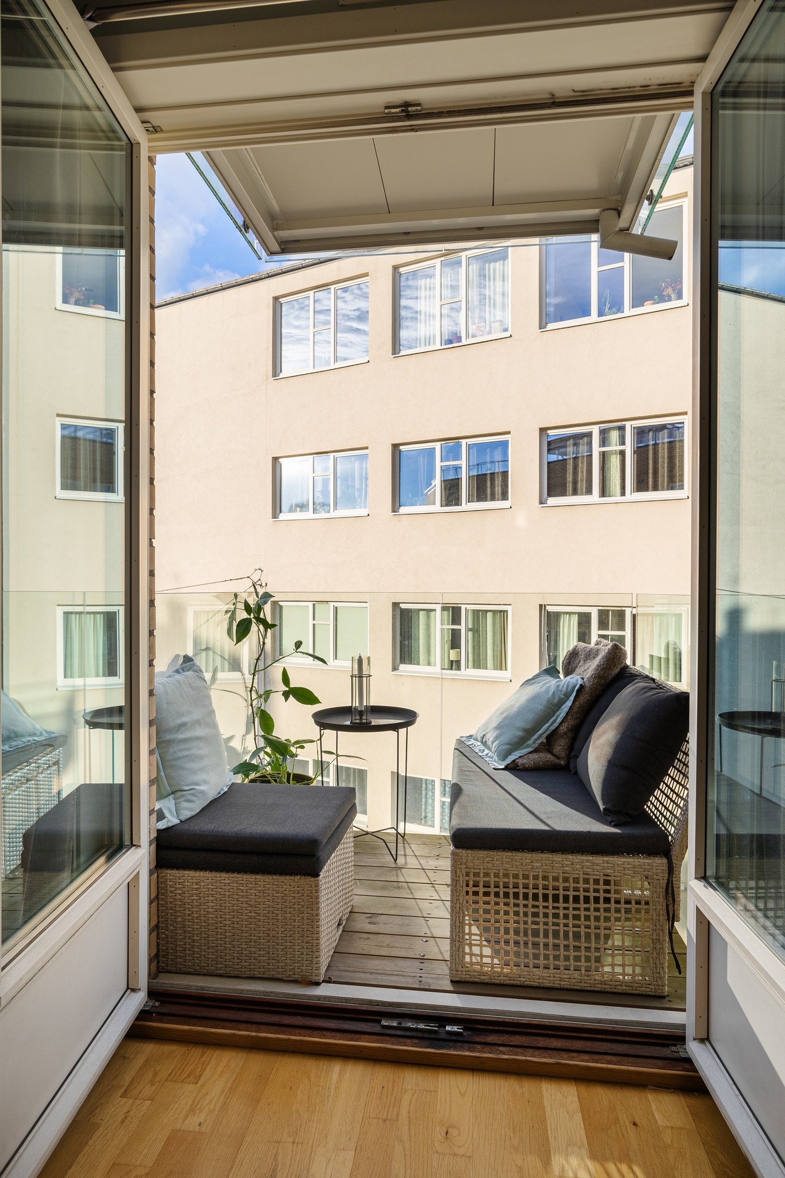 - Direkte adkomst til nordvestvendt balkong på 2 m² med doble glassdører - Galleribilde