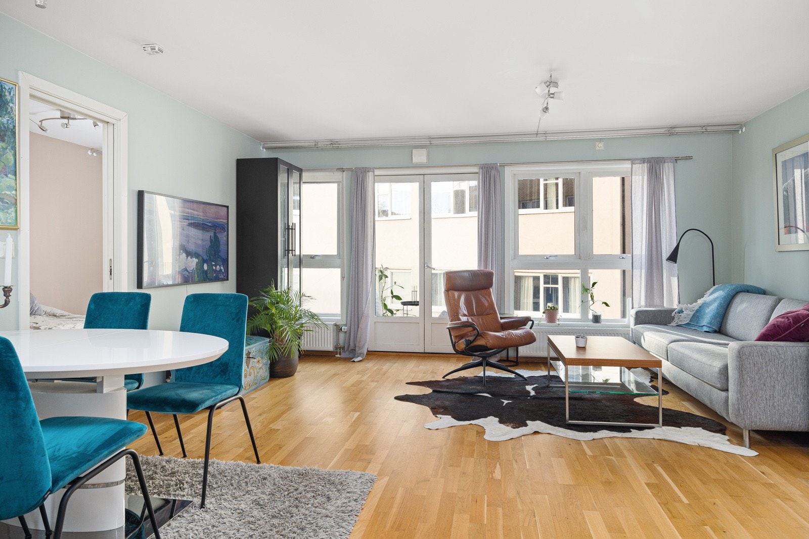 - Romslig stue med god plass til sittegruppe, spisebord, bokhyller osv - Galleribilde