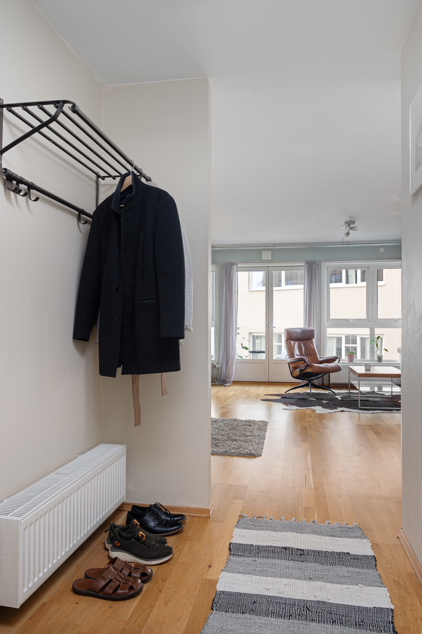 - God plass til oppheng av ytterklær og plassering av sko i entré - Galleribilde