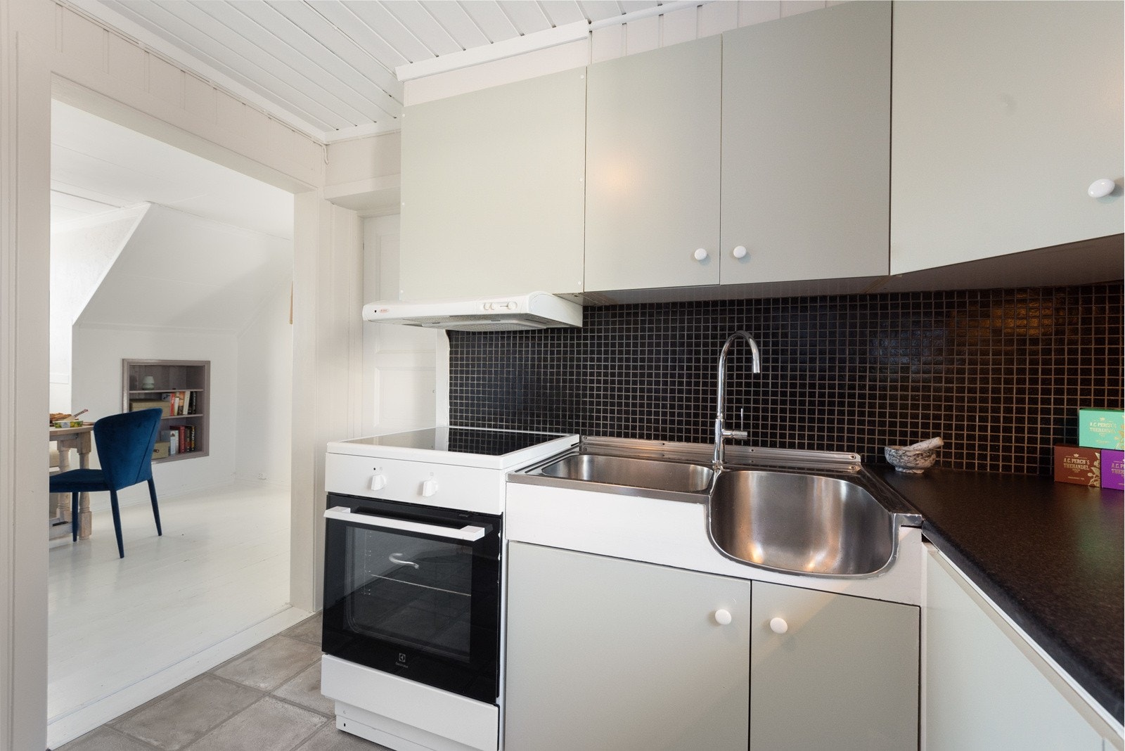 Kjøkkenet ligger delvis separat til spiseplassen. Galleribilde