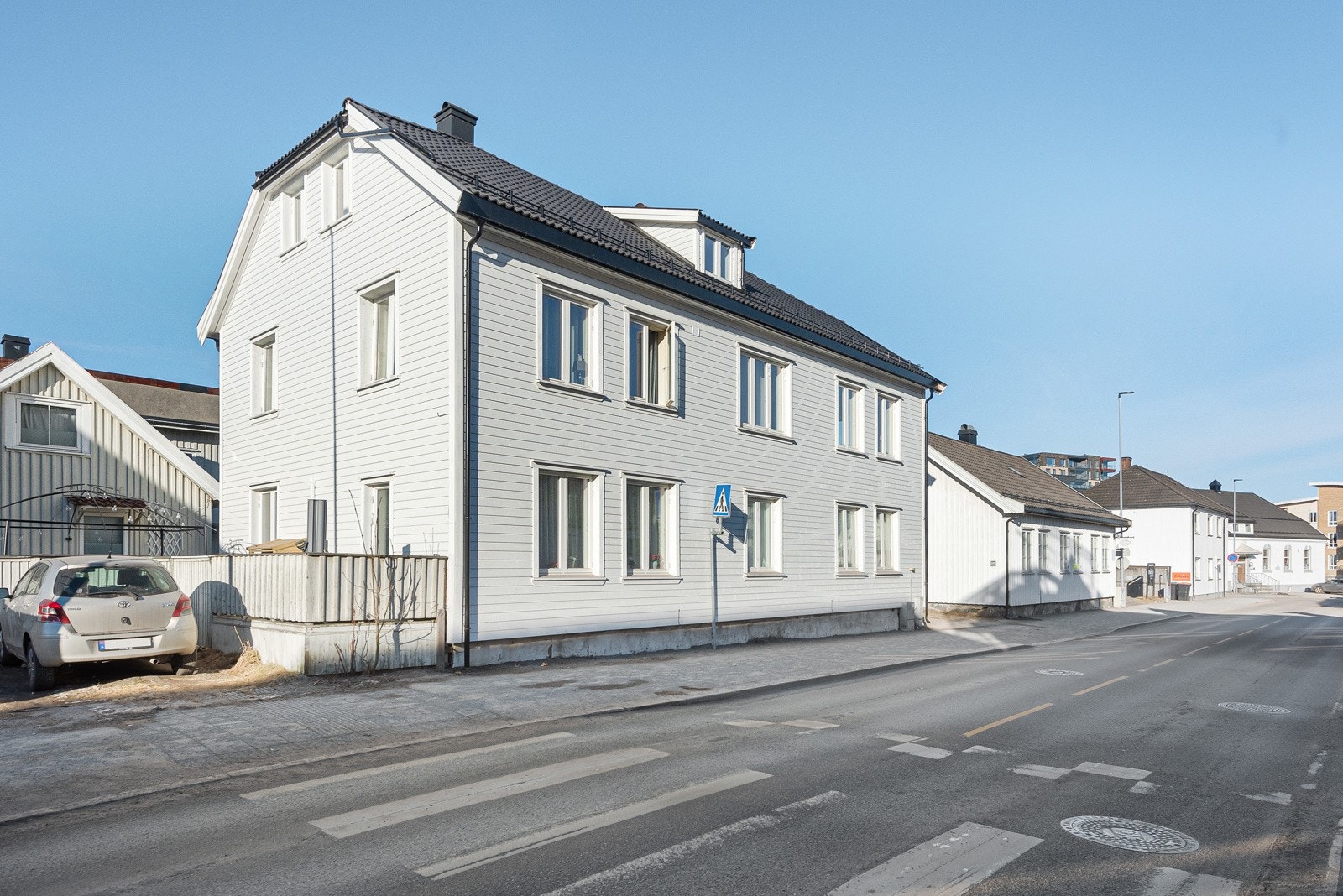 Bygget har tak, kledning og vinduer fra 2023, noe som gir et godt inntrykk. Galleribilde