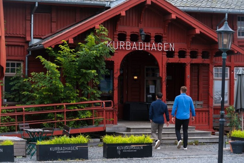 Kurbadhagen ligger i hjertet av Sandefjord sentrum og består av en musikkbar og en cocktailbar som er åpent hele året. Galleribilde