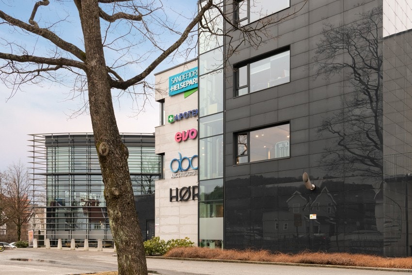 Sandefjord Helsepark med apotek og treningssenter ligger i nærområdet. Galleribilde
