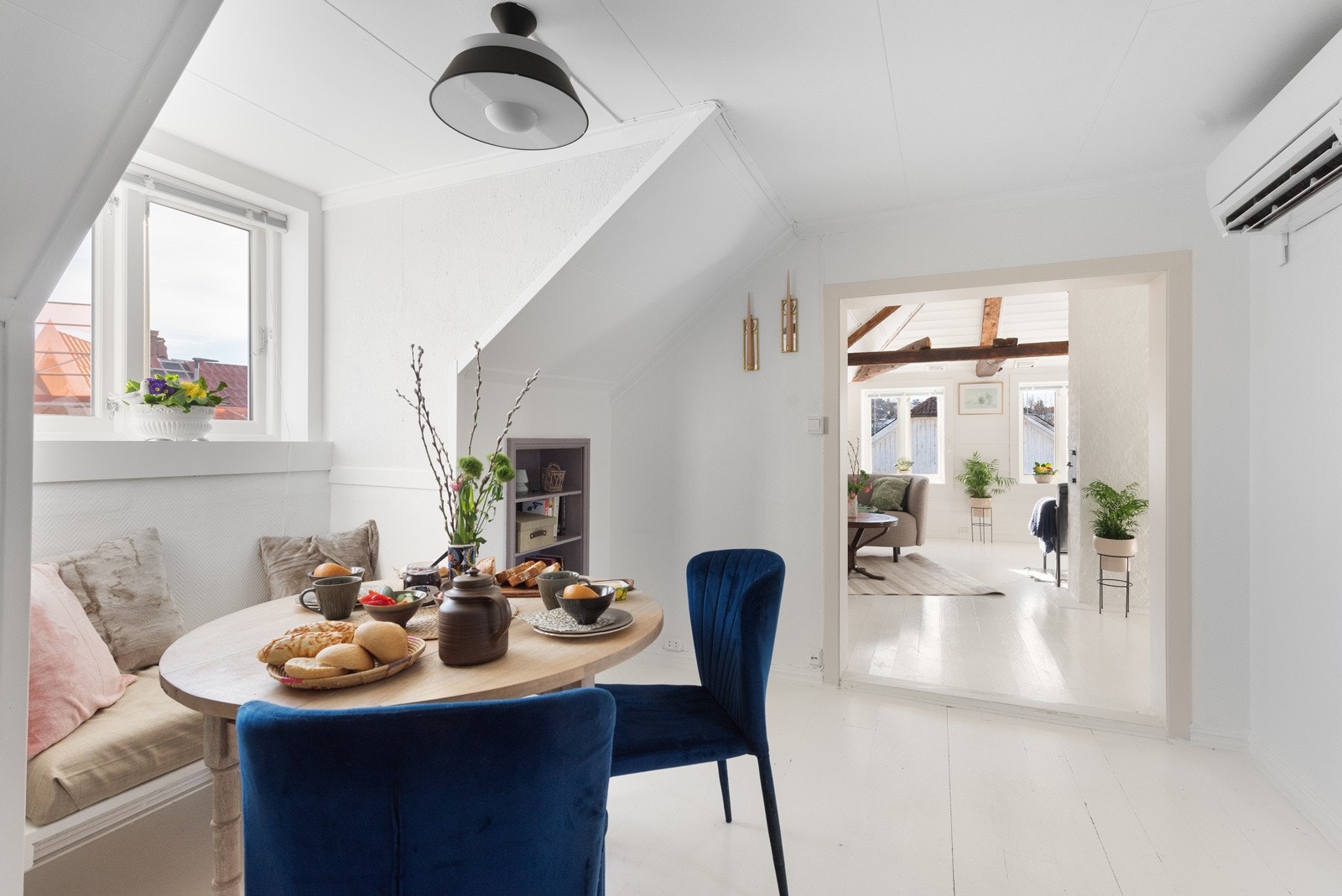 Fint til innenfor stuen finner man den koselige spisestuen. Galleribilde