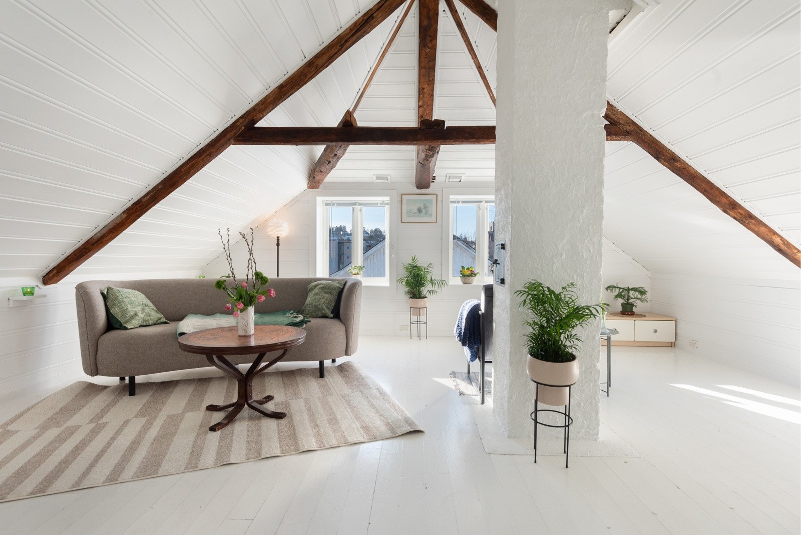 Stuen har et rustikk utførelse med takbjelker i taket. Galleribilde