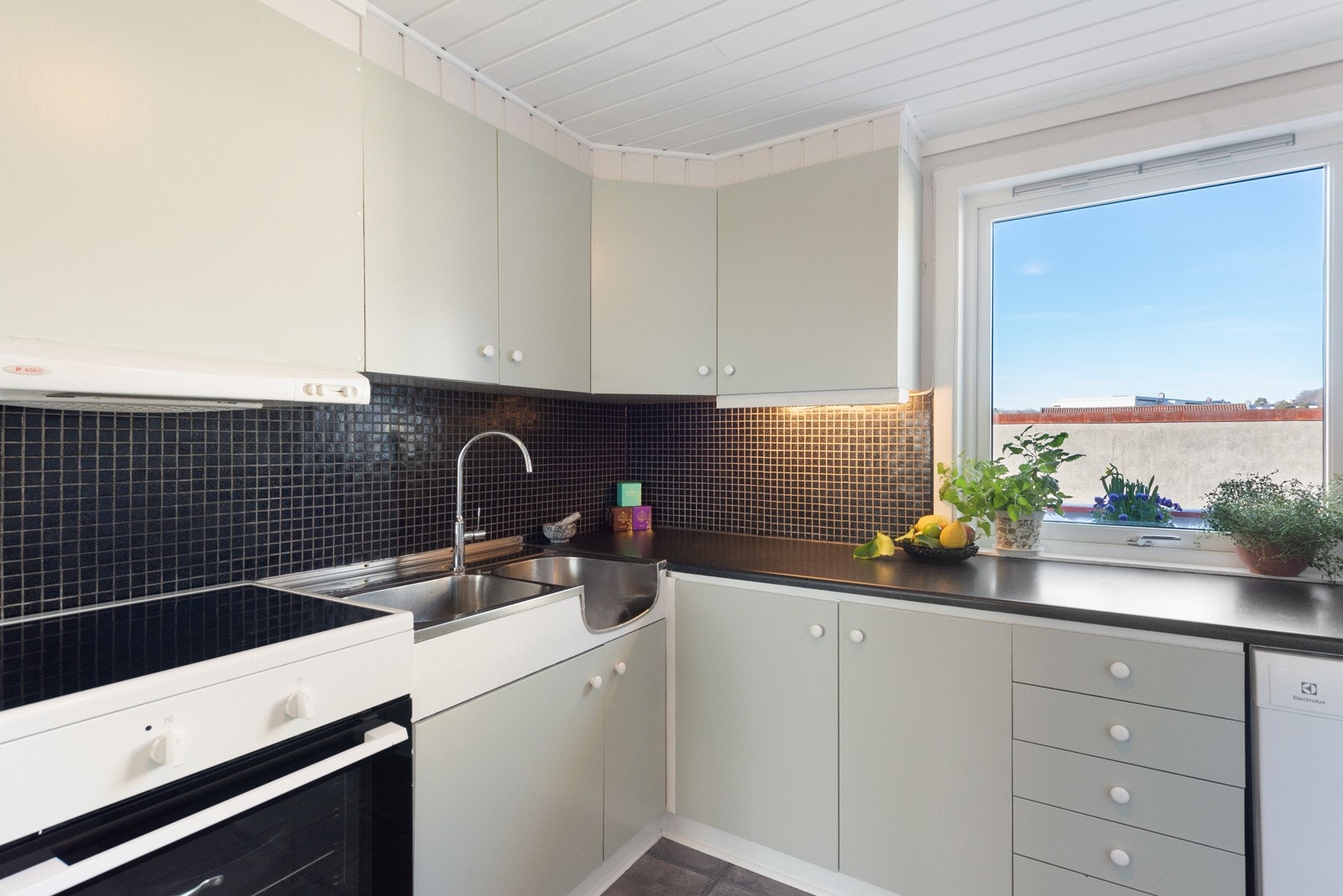 Kjøkkenet har innredning med glatte fronter. Benkeplaten er av laminat. Et vindu slipper inn godt med lys og du har utsikt til balkongen. Galleribilde