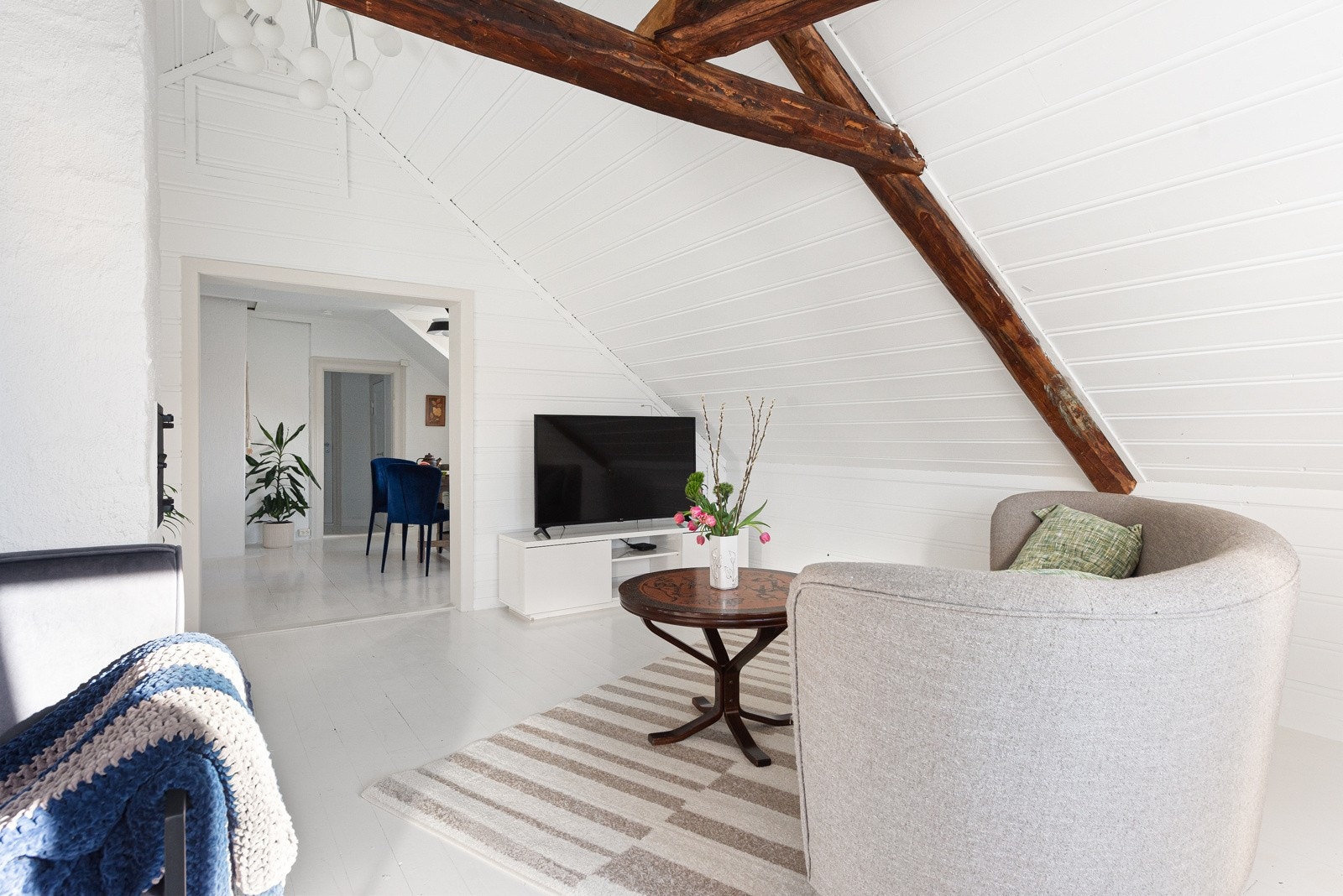 Leiligheten er gjennomgående og strekker seg over hele 3.etasje med et gulvareal på 95 kvm. Her har man stort potensiale! Galleribilde