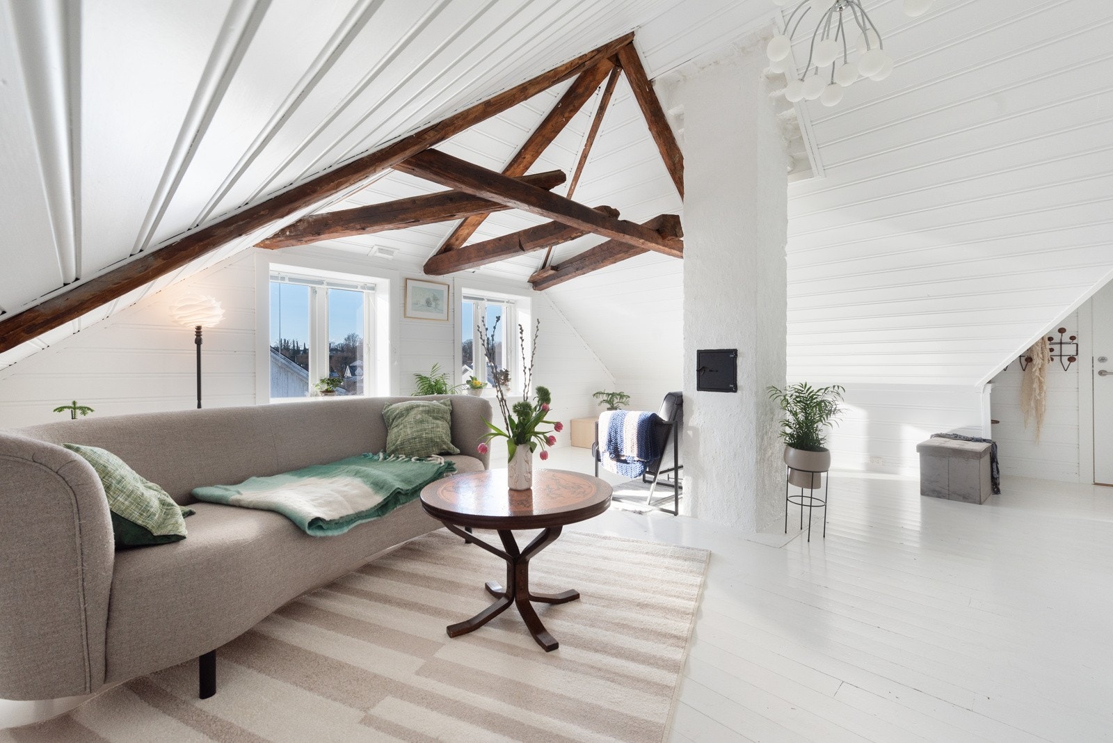 Velkommen inn i leilighetens lyse og stilige stue! Stuen har et rustikk utførelse med takbjelker i taket. Galleribilde