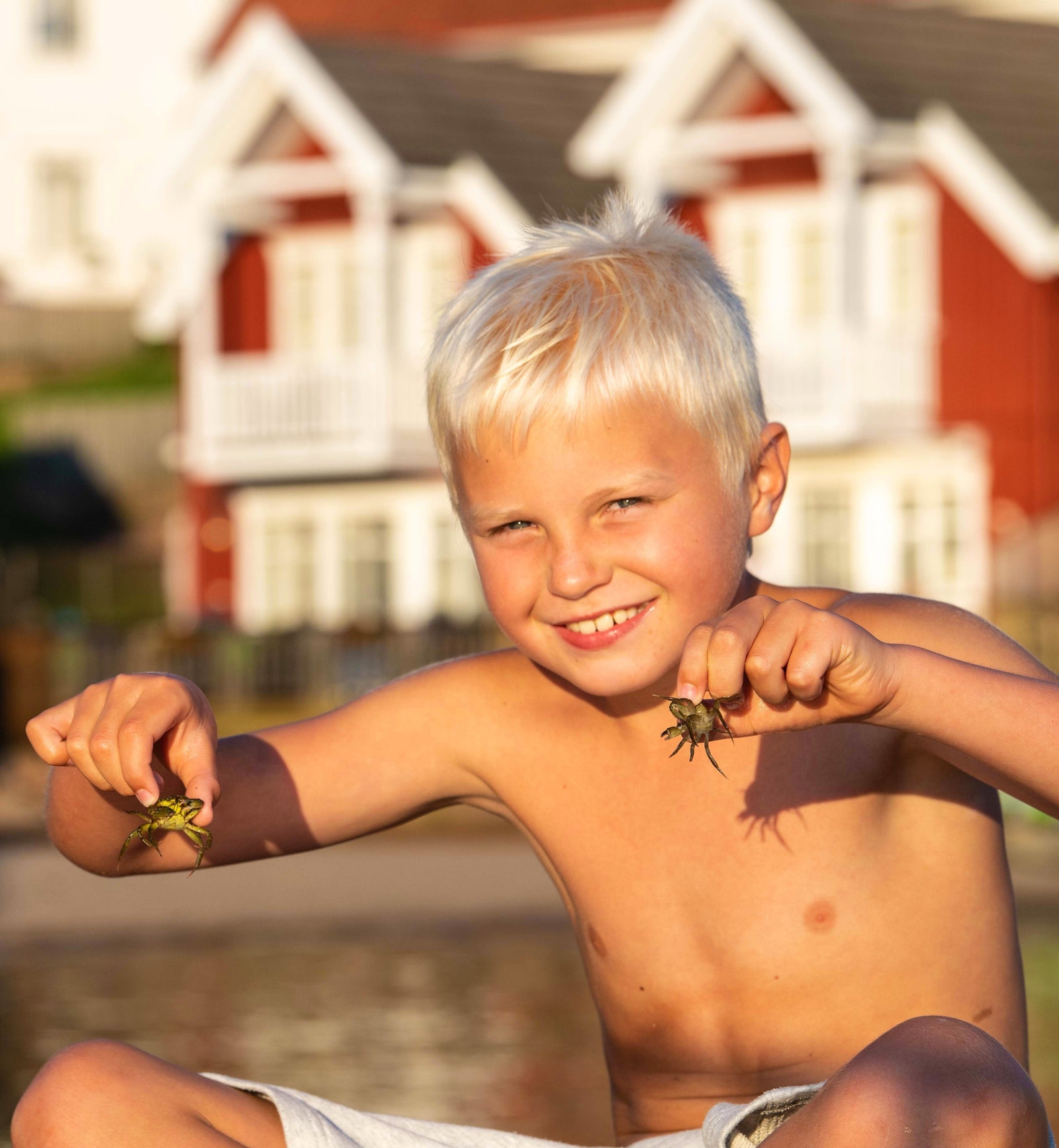 Krabbefiske fra brygga er yndet aktivitet. Galleribilde