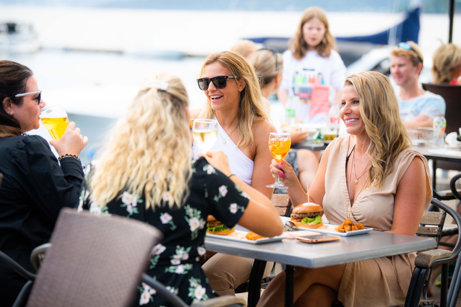 Servering ute ved sjøen. Galleribilde