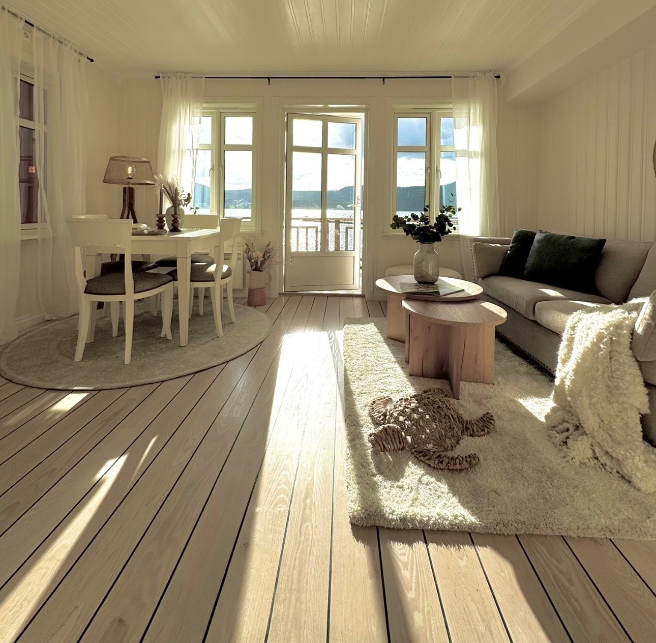 Stue og spisestue med direkte utgang til terrassen. Galleribilde