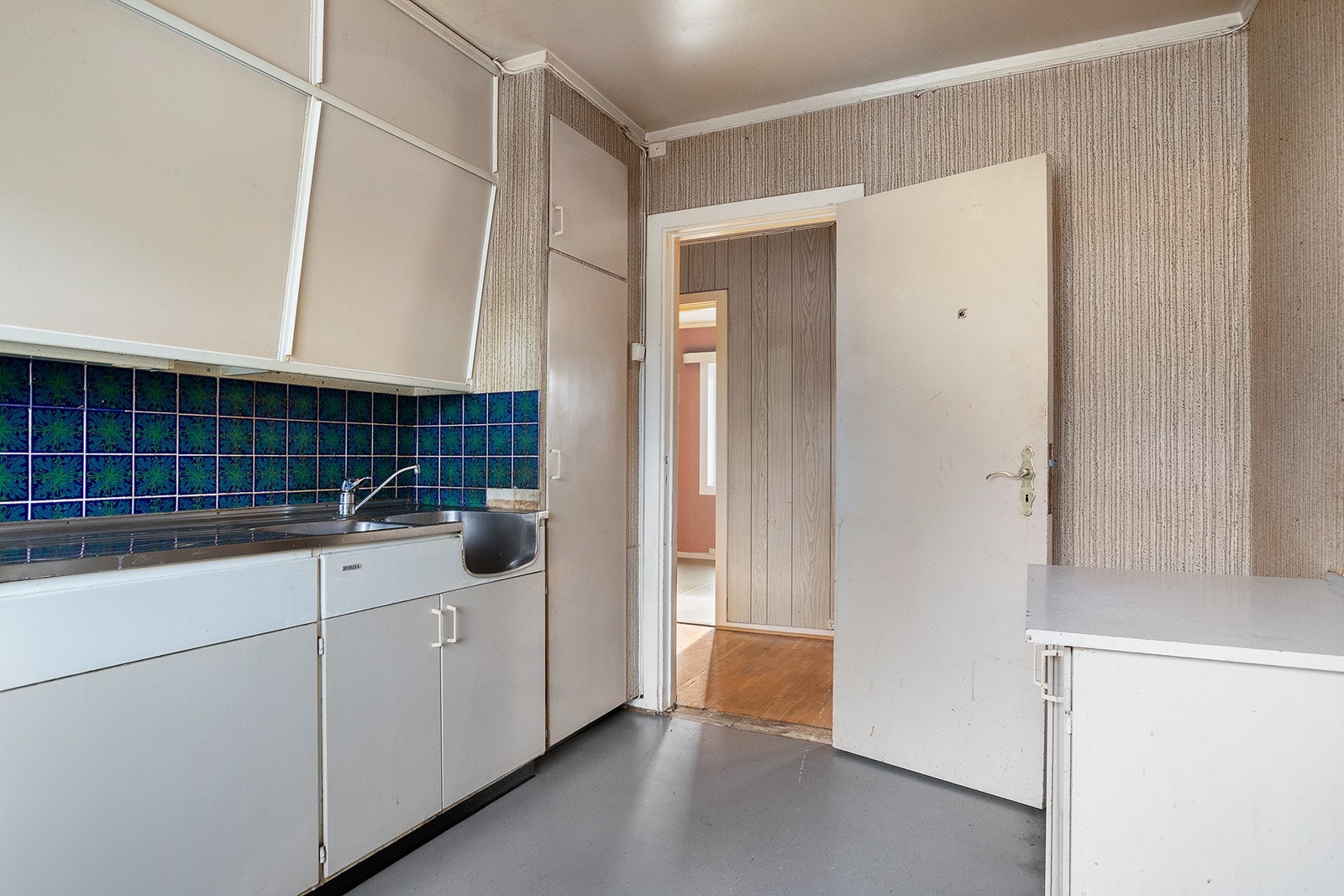 Eldre kjøkken med original kjøkkeninnredning Galleribilde