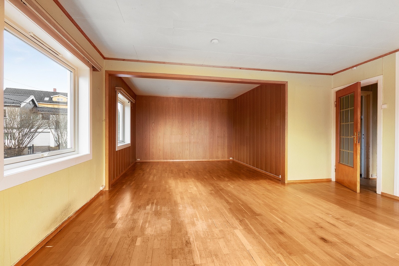 Stor og åpen stue med flere innredningsmuligheter Galleribilde